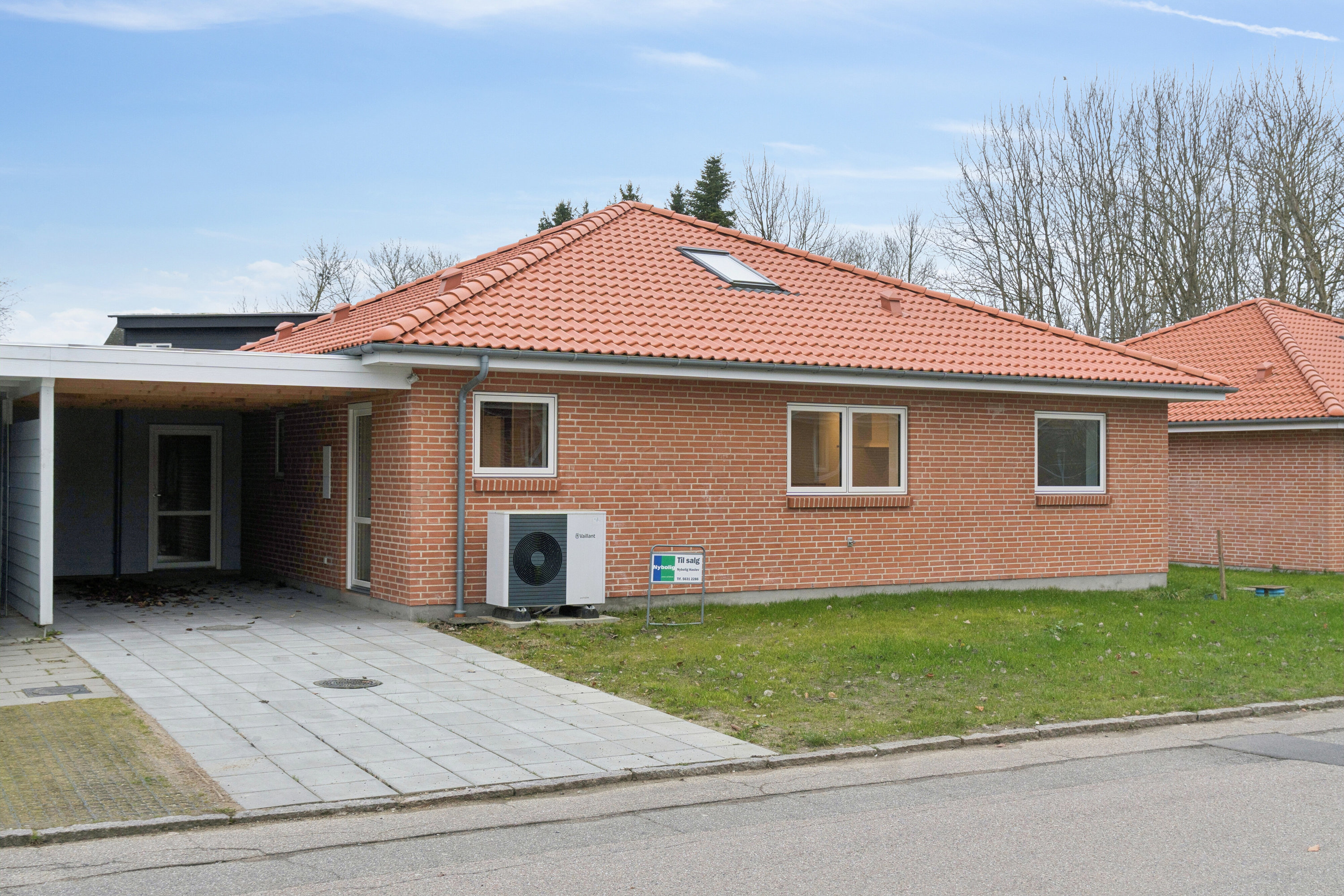 Fremhævet set fra vejen billede i fuldskærmstilstand. Billede af Troelstrup Bygade 2F, 4690 Haslev