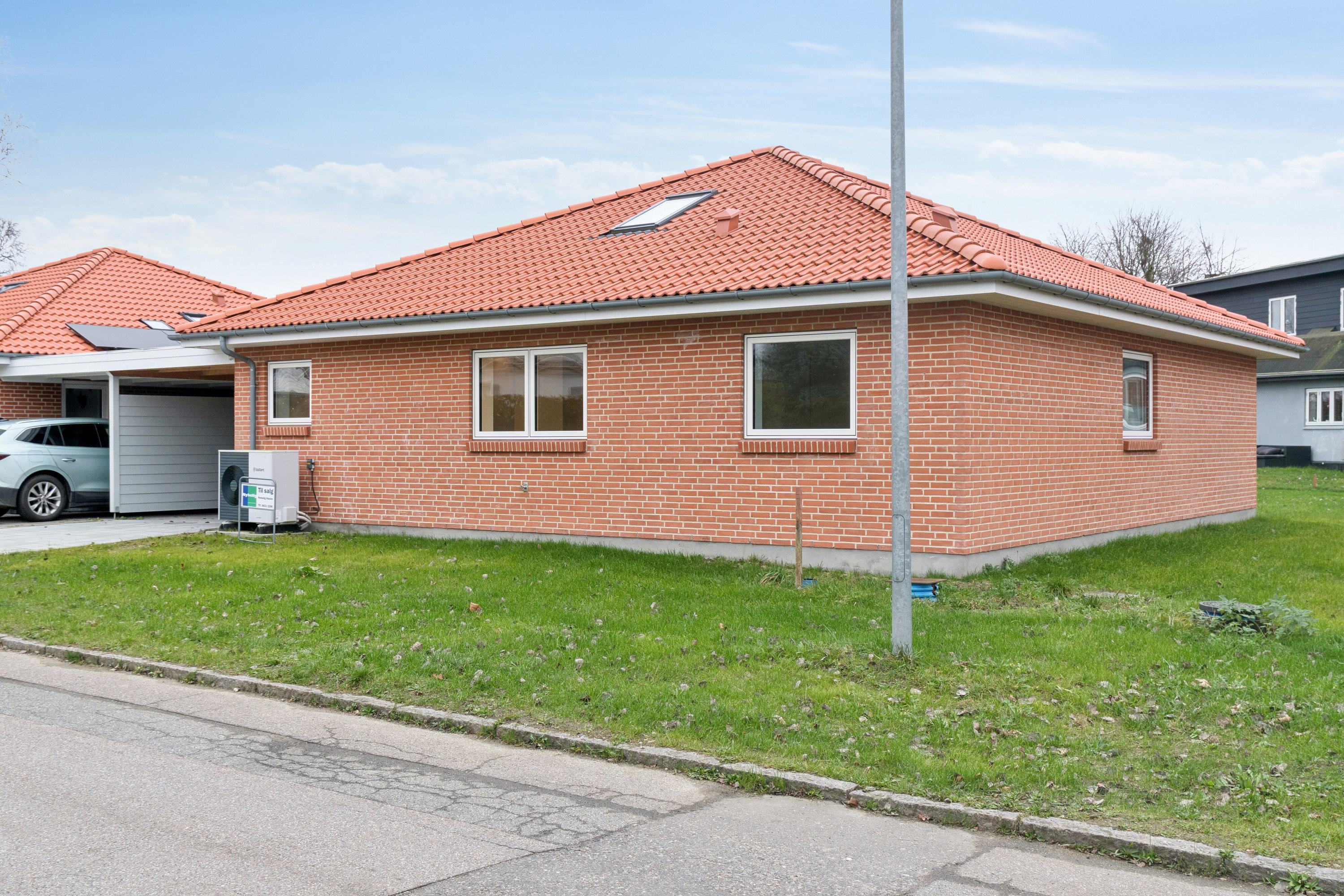 Fremhævet set fra vejen billede i fuldskærmstilstand. Billede af Troelstrup Bygade 2F, 4690 Haslev