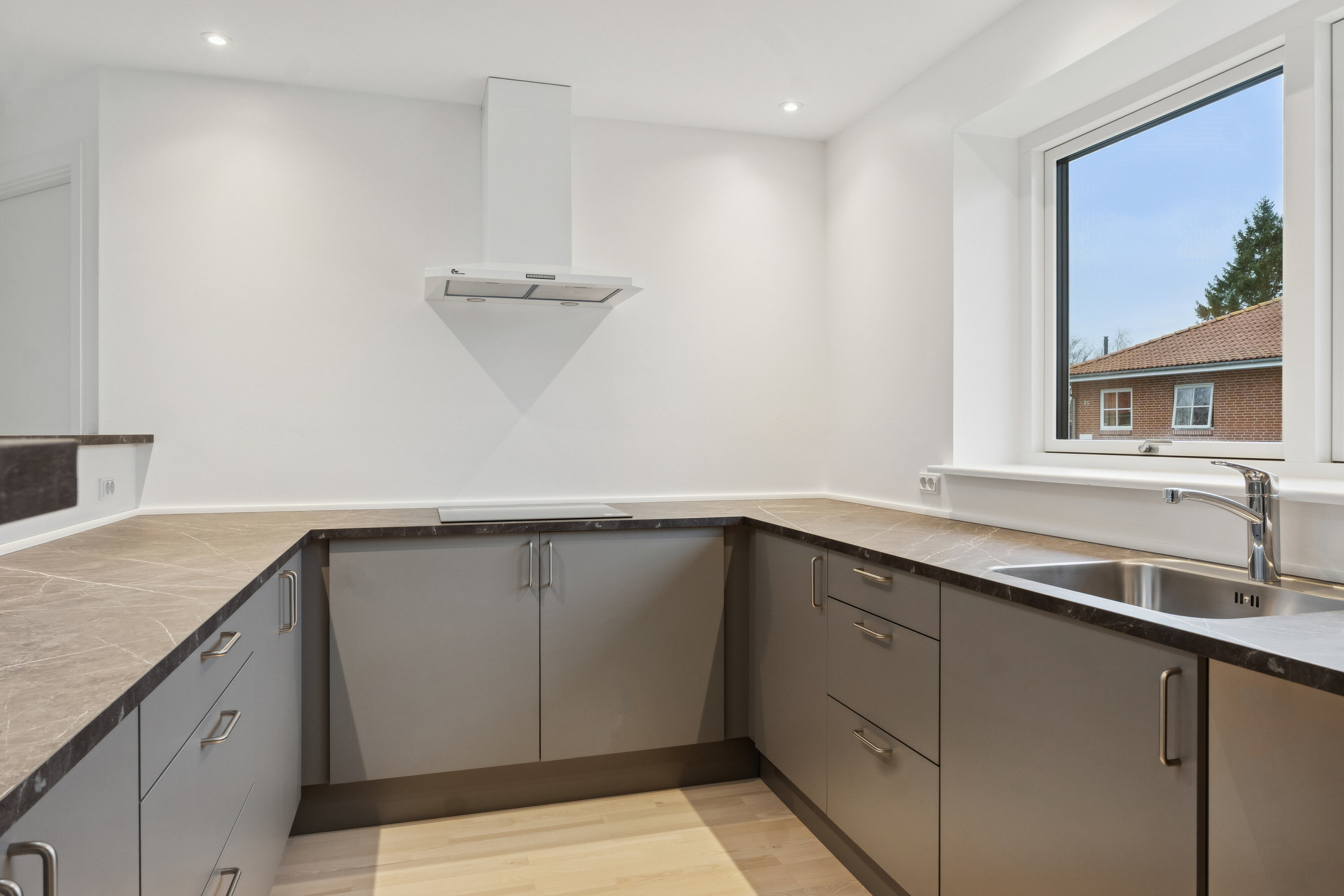 Fremhævet køkken billede i fuldskærmstilstand. Billede af Troelstrup Bygade 2F, 4690 Haslev