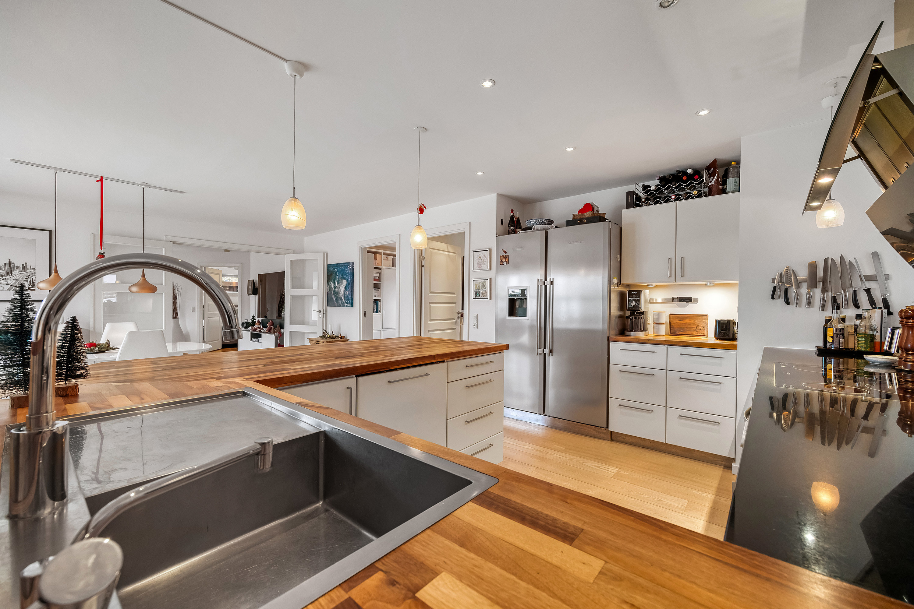 Fremhævet køkken alrum billede i fuldskærmstilstand. Billede af Gyldenstens Vænge 18, 3600 Frederikssund