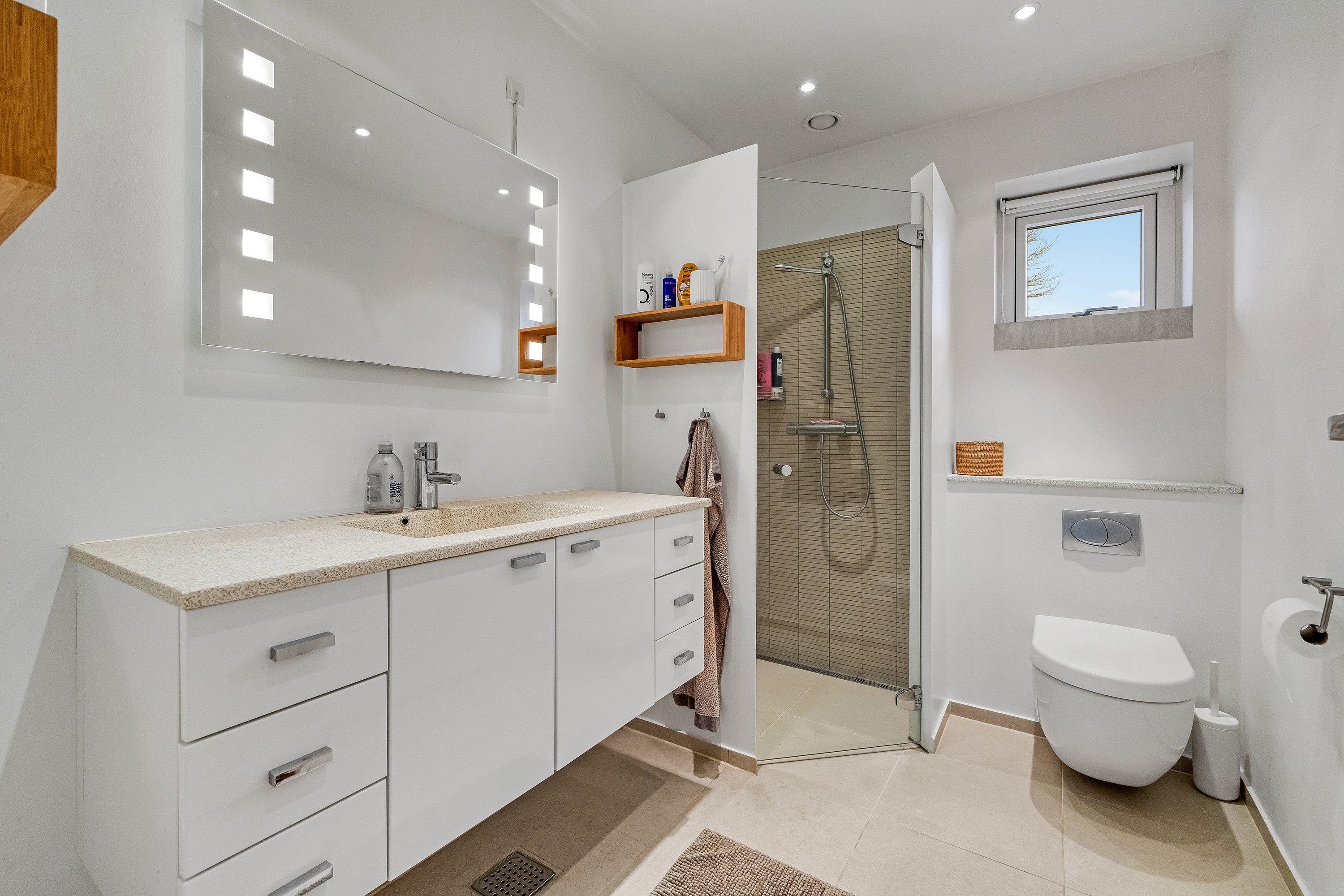 Fremhævet badeværelse billede i fuldskærmstilstand. Billede af Gyldenstens Vænge 18, 3600 Frederikssund