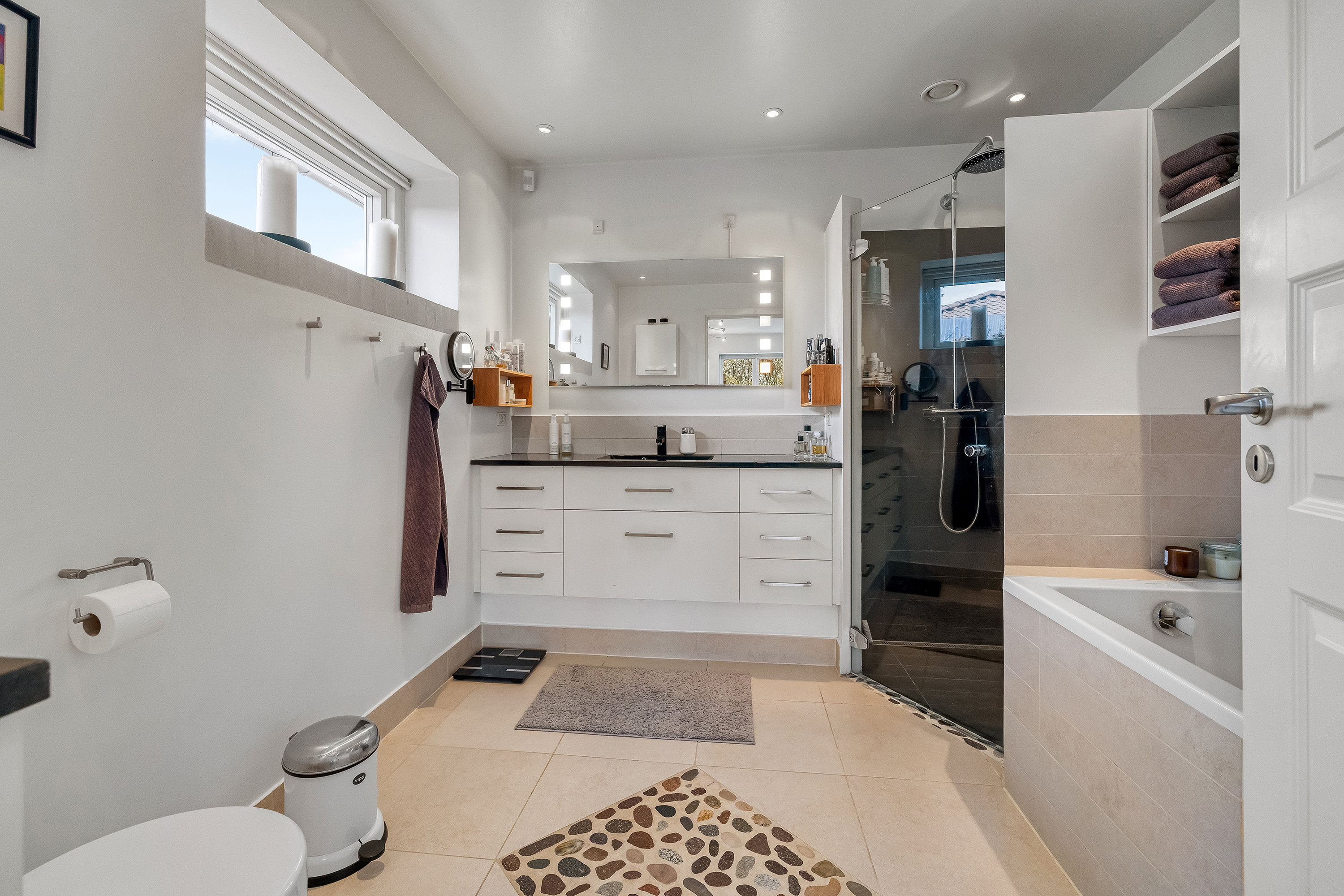 Fremhævet badeværelse billede i fuldskærmstilstand. Billede af Gyldenstens Vænge 18, 3600 Frederikssund