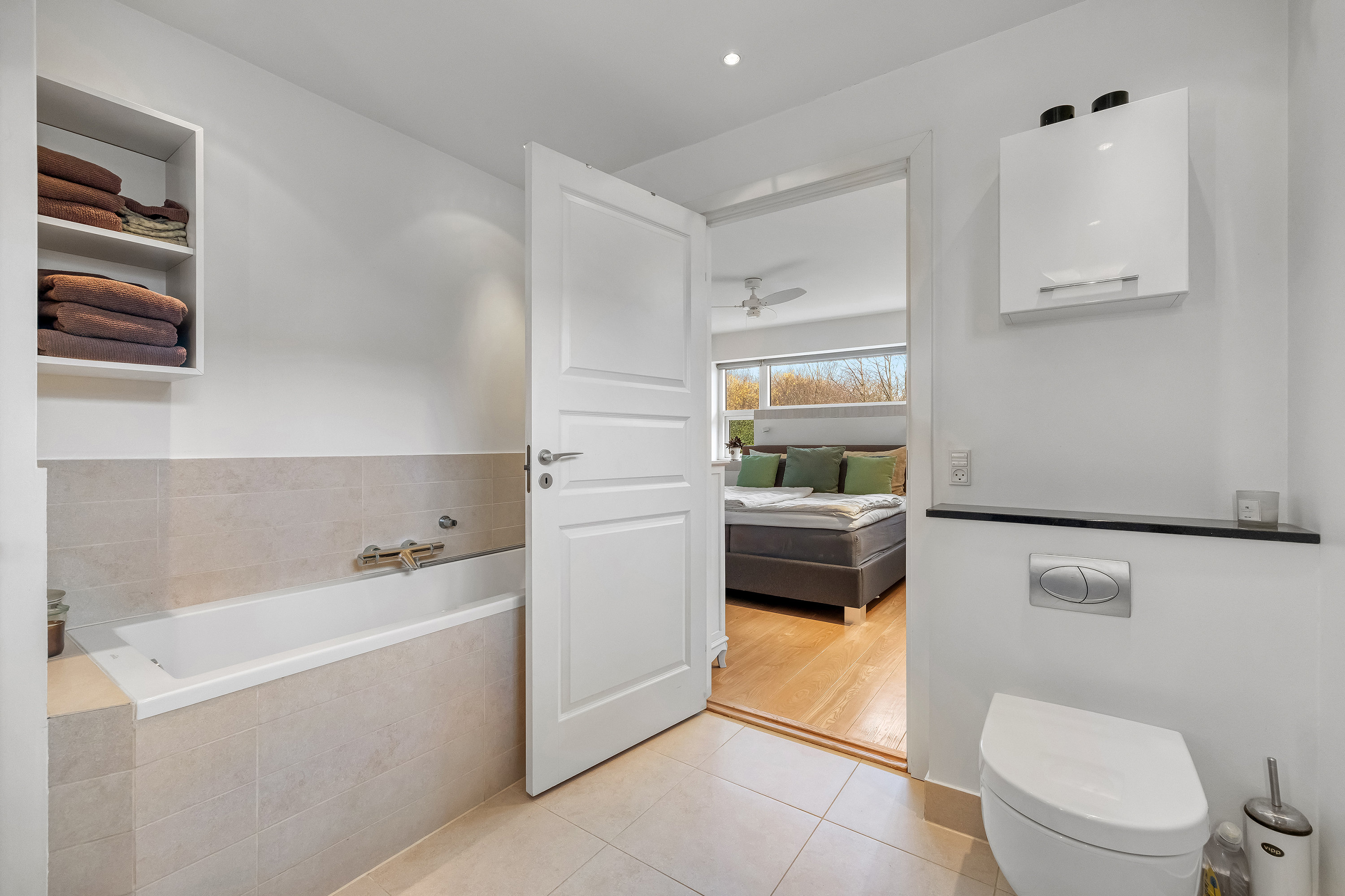 Fremhævet badeværelse billede i fuldskærmstilstand. Billede af Gyldenstens Vænge 18, 3600 Frederikssund