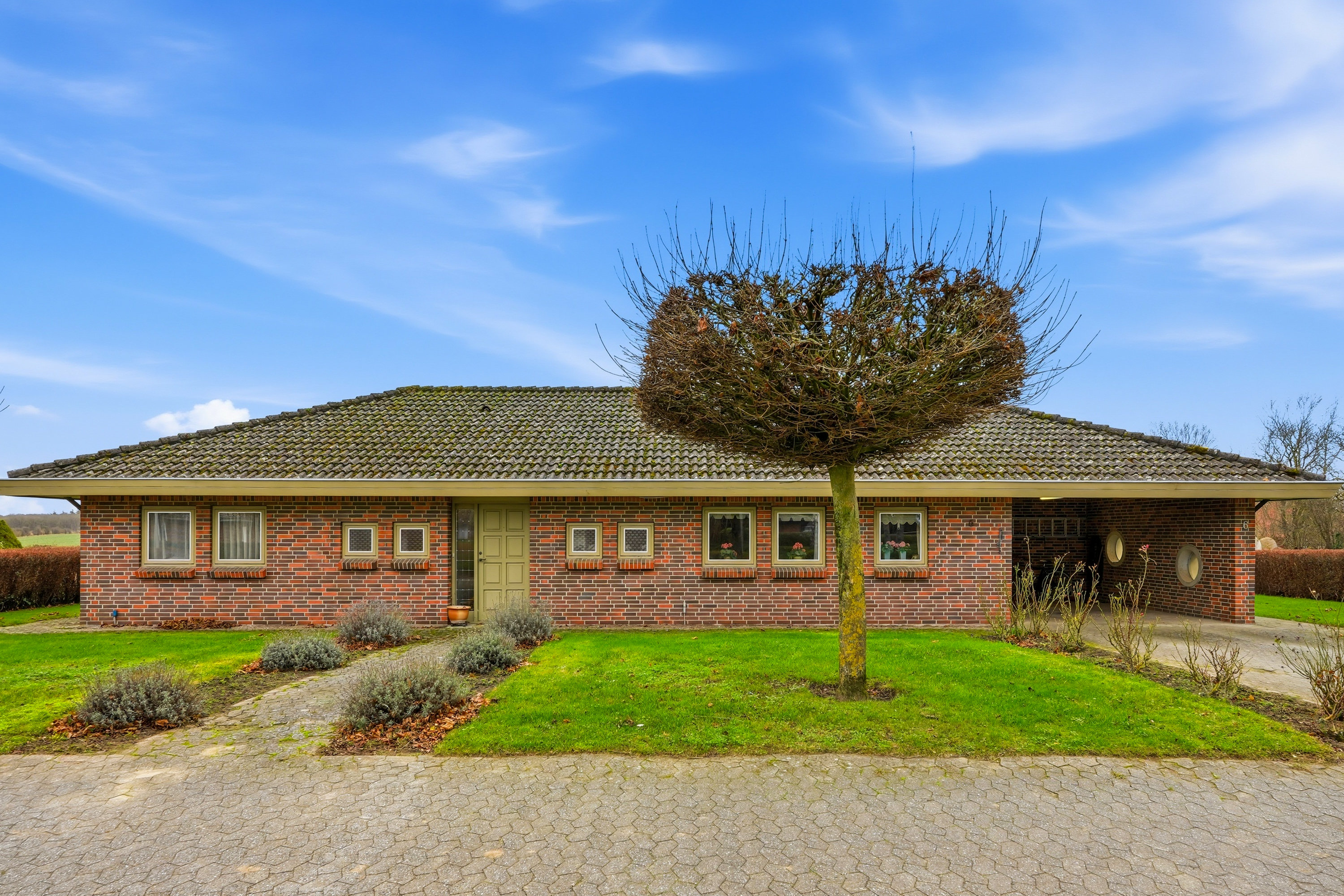 Fremhævet facade billede i fuldskærmstilstand. Billede af Skolebakken 6, Roerslev, 5450 Otterup