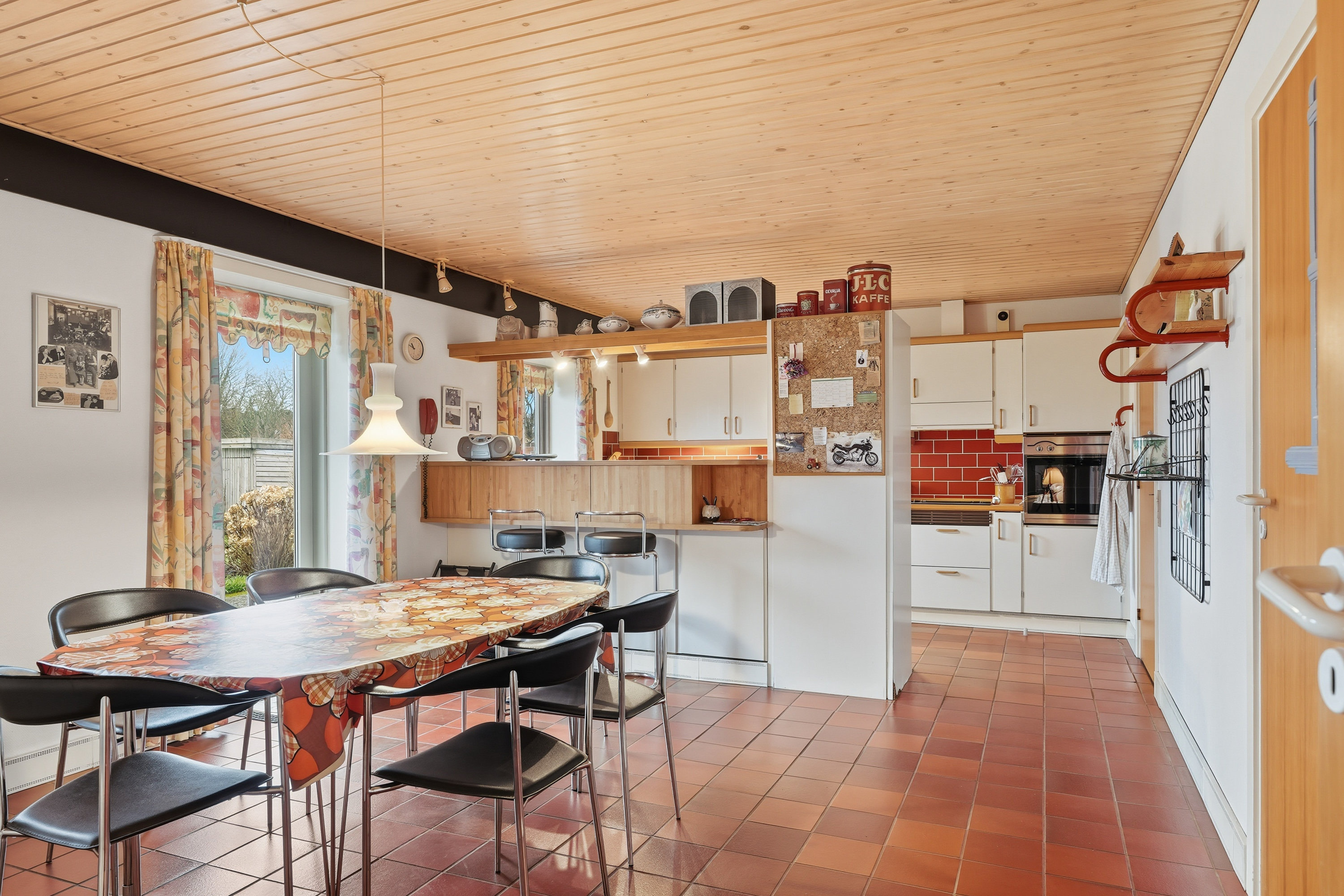 Fremhævet køkken alrum billede i fuldskærmstilstand. Billede af Skolebakken 6, Roerslev, 5450 Otterup