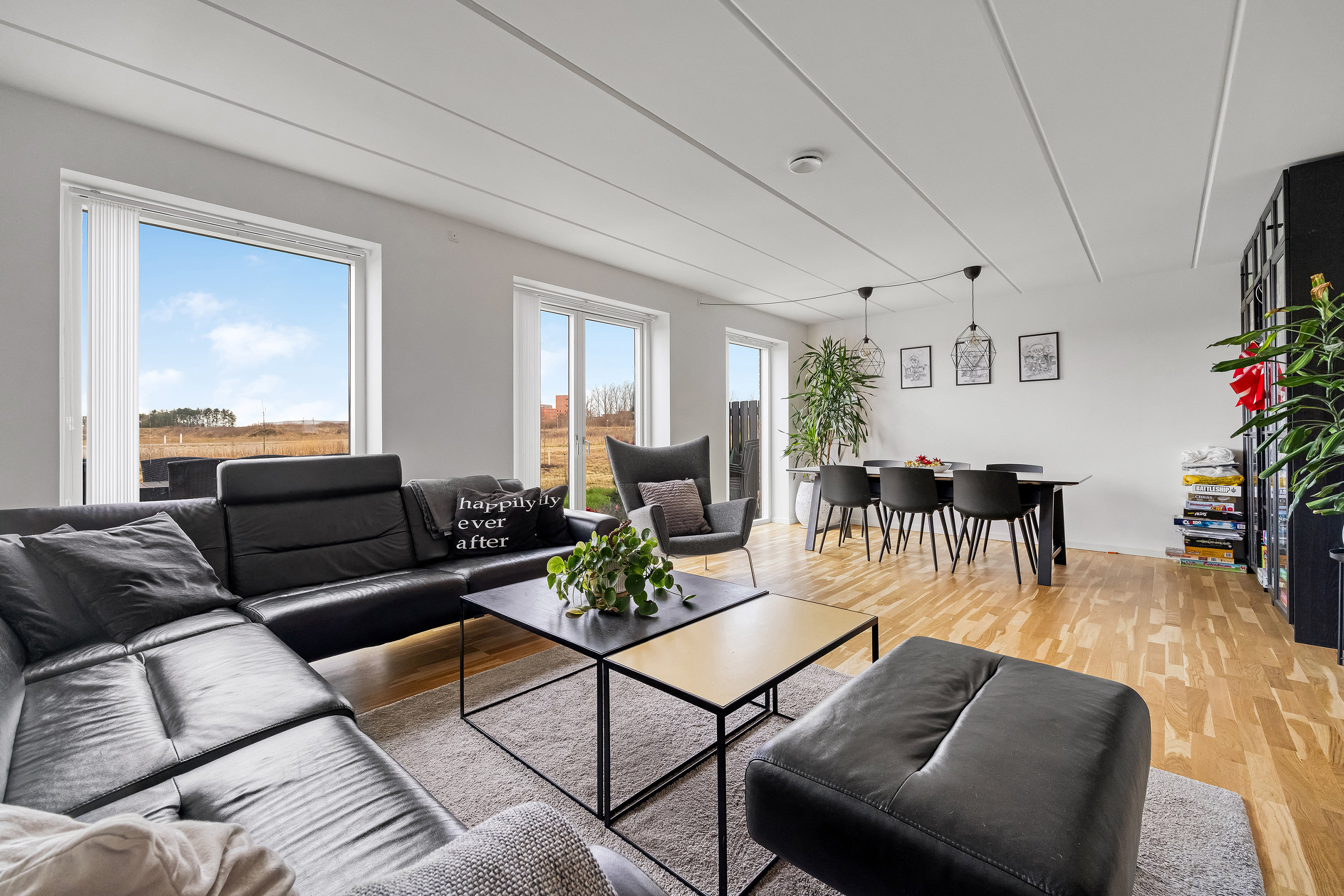 Fremhævet stue billede i fuldskærmstilstand. Billede af Okavangovej 18, Vinge, 3600 Frederikssund