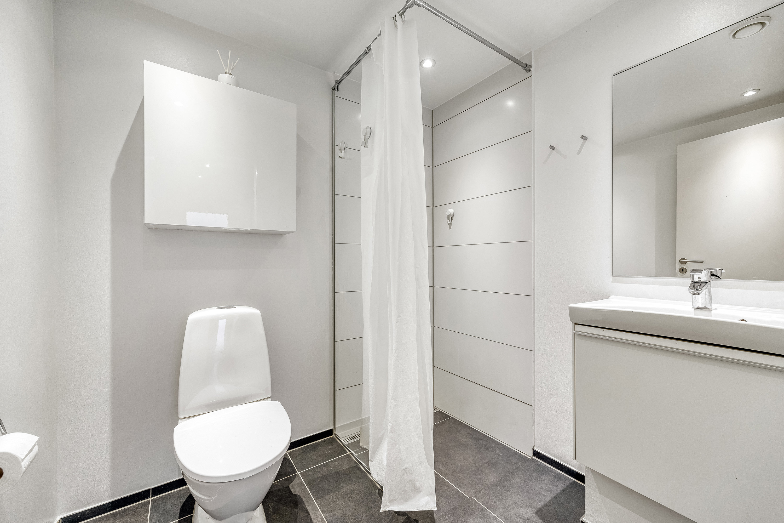 Fremhævet badeværelse billede i fuldskærmstilstand. Billede af Okavangovej 18, Vinge, 3600 Frederikssund