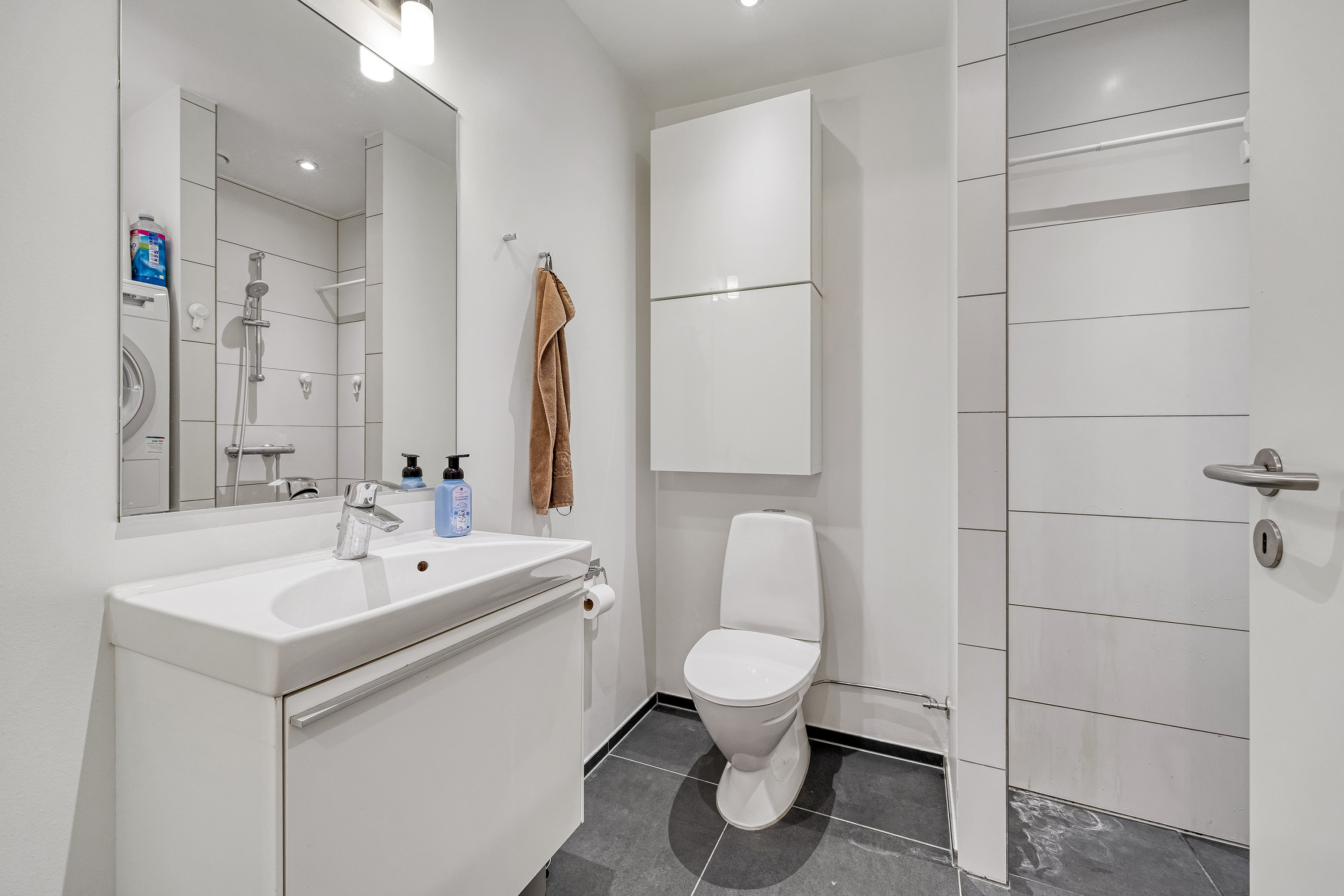 Fremhævet badeværelse billede i fuldskærmstilstand. Billede af Okavangovej 18, Vinge, 3600 Frederikssund