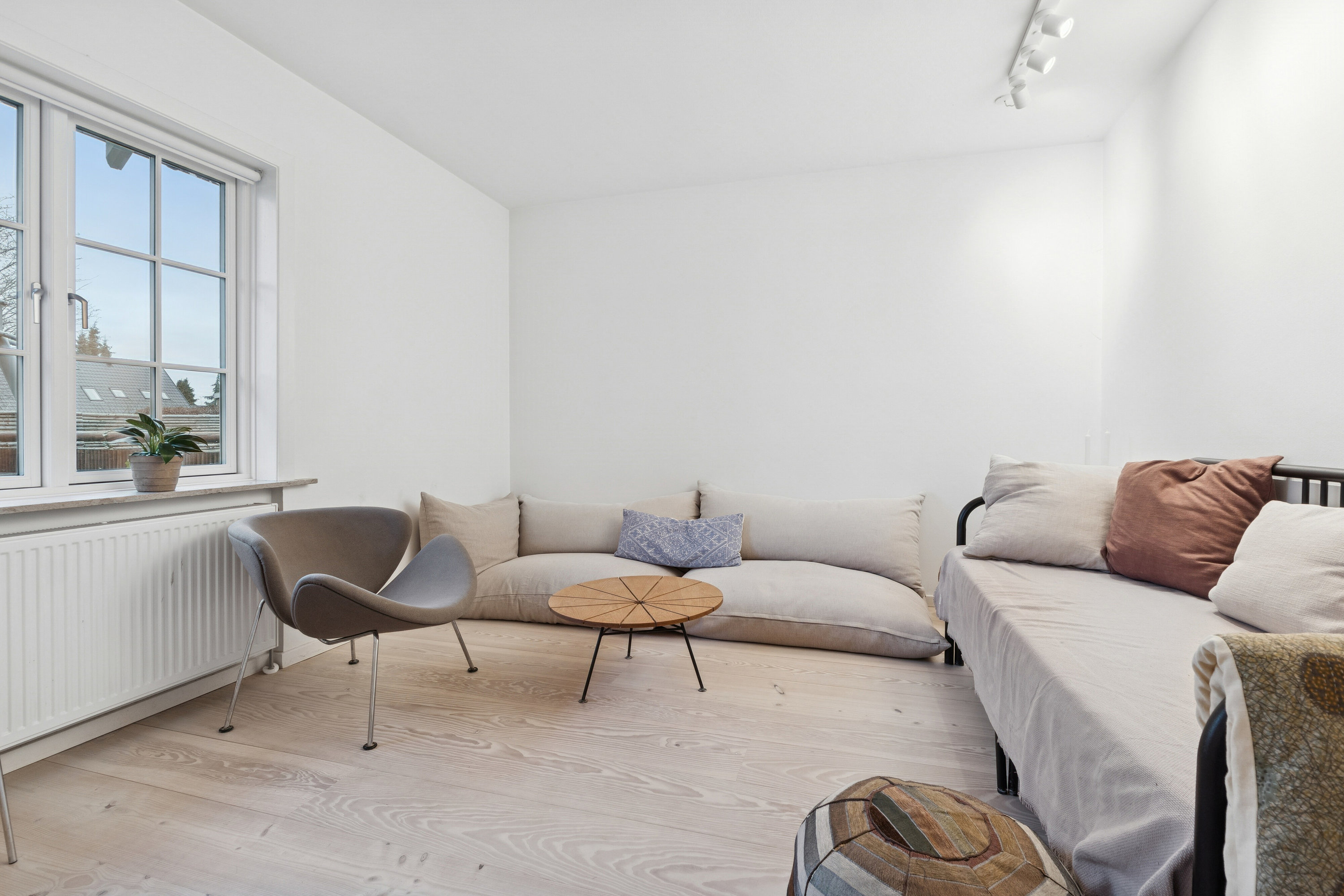 Fremhævet stue billede i fuldskærmstilstand. Billede af Søndervej 21, 2830 Virum