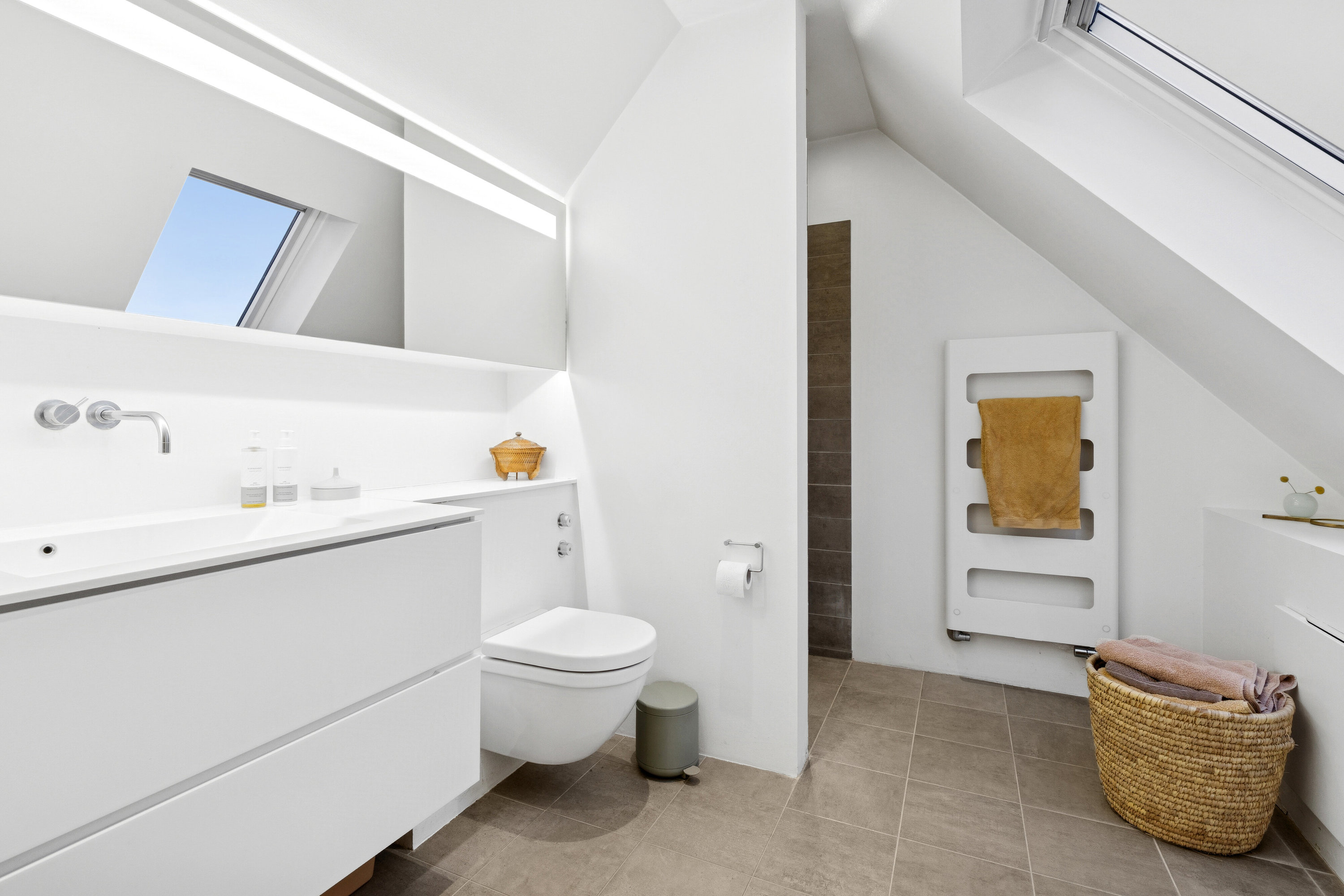 Fremhævet badeværelse billede i fuldskærmstilstand. Billede af Søndervej 21, 2830 Virum