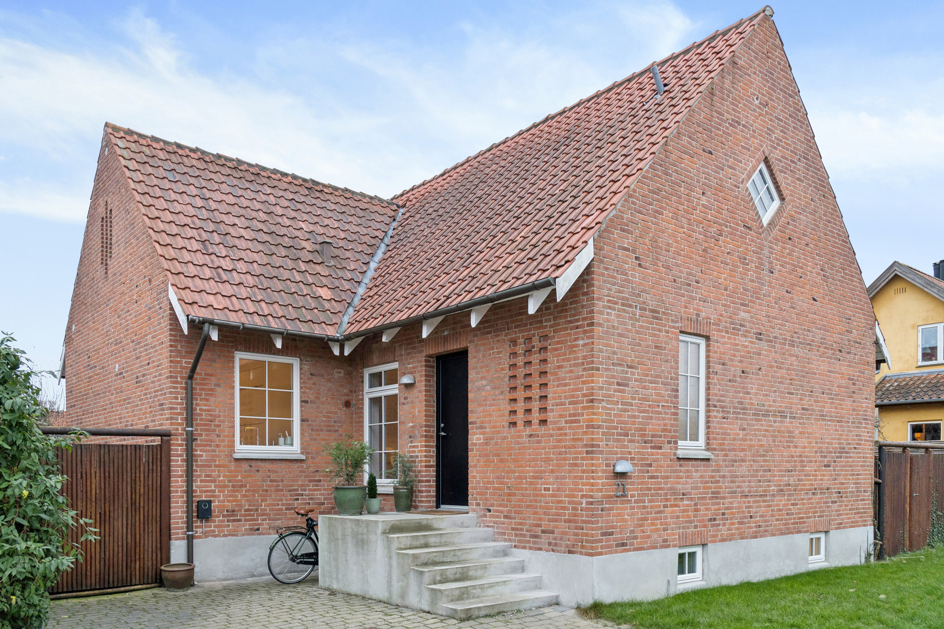 Fremhævet set fra vejen billede i fuldskærmstilstand. Billede af Søndervej 21, 2830 Virum