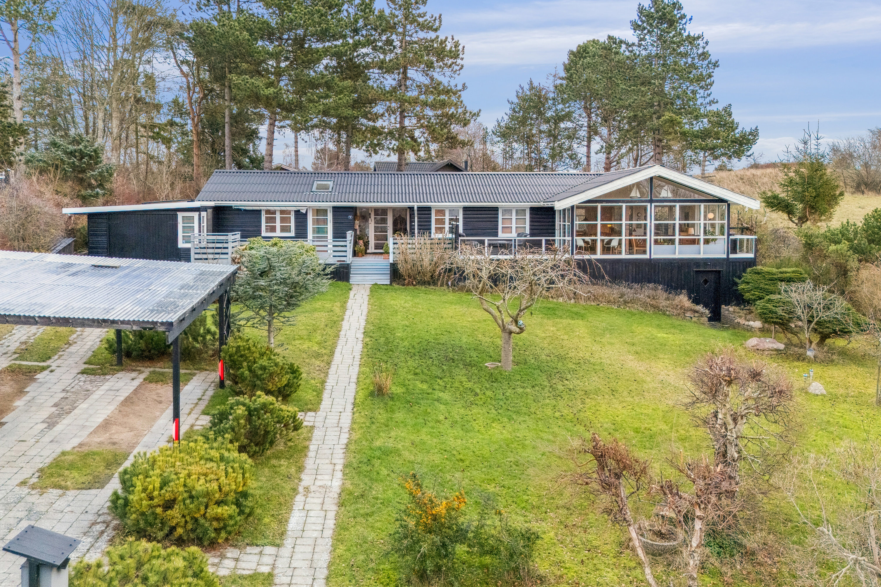 Fritidshus: Set fra vejen på Skadevænget 8, Vellerup, 4050 Skibby
