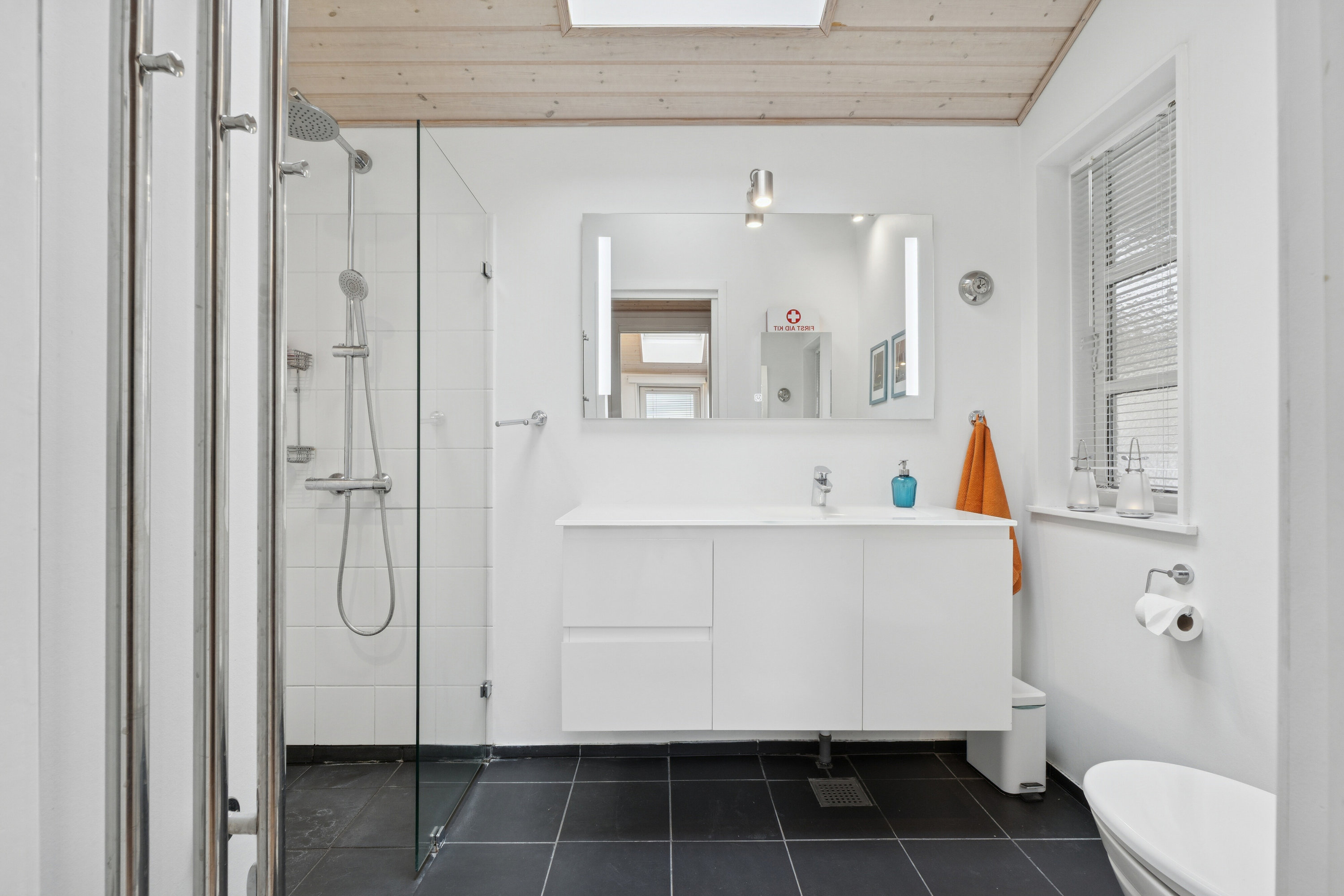 Fremhævet badeværelse billede i fuldskærmstilstand. Billede af Skadevænget 8, Vellerup, 4050 Skibby