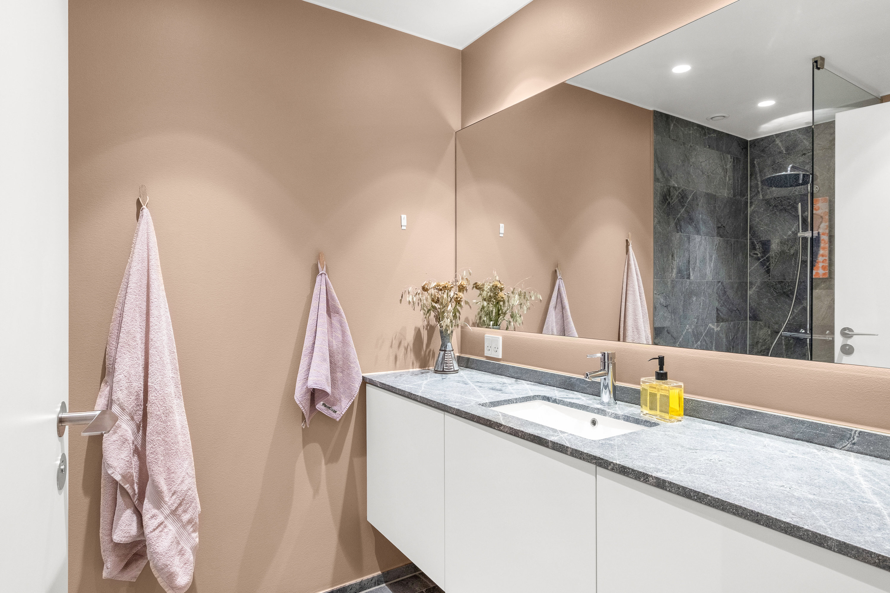 Fremhævet badeværelse billede i fuldskærmstilstand. Billede af Esther Aggebos Gade 30, 3. 4., 8000 Aarhus C