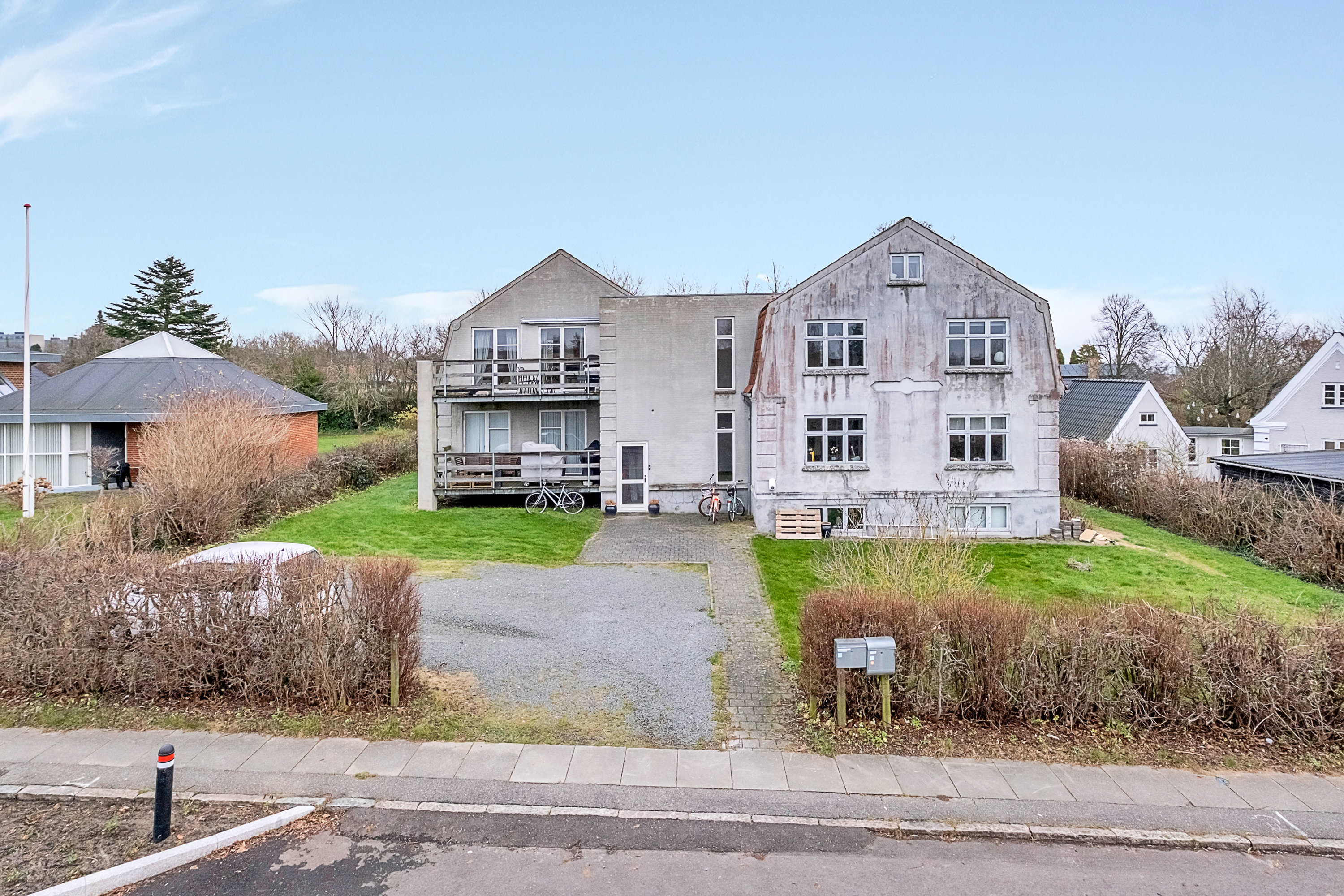 Fremhævet facade billede i fuldskærmstilstand. Billede af St. Blichers Vej 58, 1., Hasle, 8210 Aarhus V