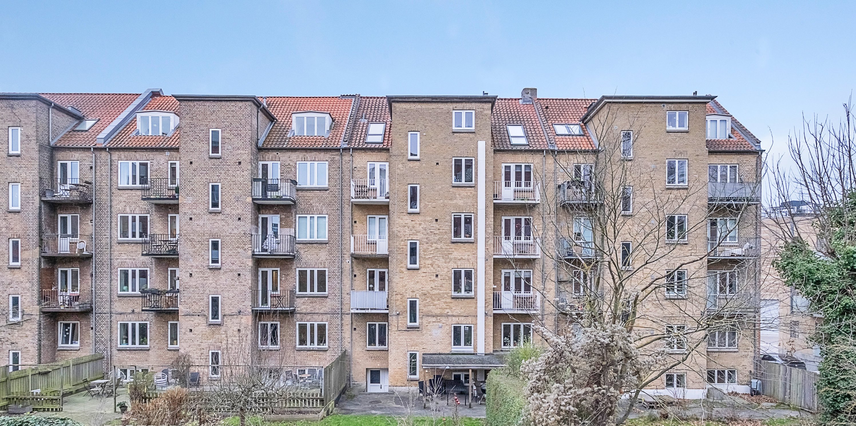 Fremhævet bag facade billede i fuldskærmstilstand. Billede af Eckersbergsgade 21, 1. tv., 8000 Aarhus C