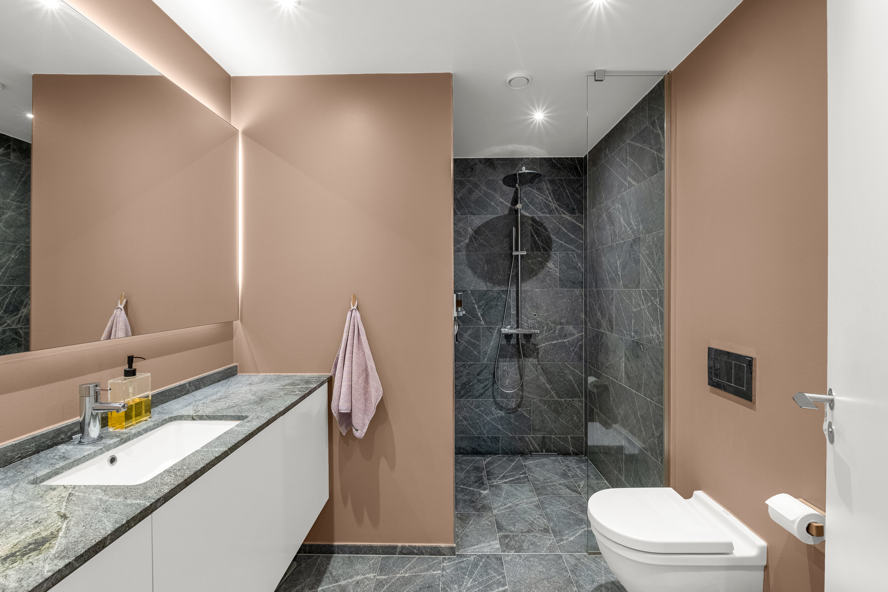 Fremhævet badeværelse billede i fuldskærmstilstand. Billede af Esther Aggebos Gade 30, 3. 4., 8000 Aarhus C