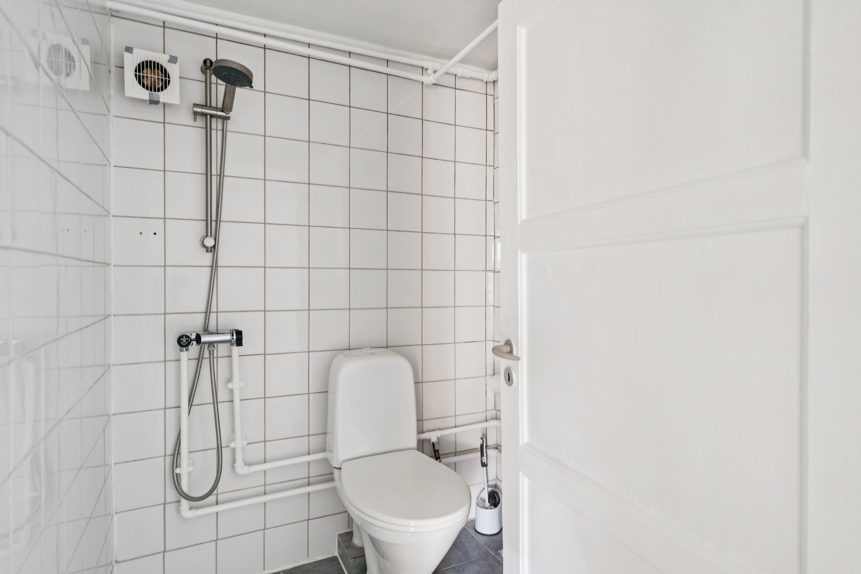 Fremhævet badeværelse billede i fuldskærmstilstand. Billede af Elme Alle 9, 9850 Hirtshals