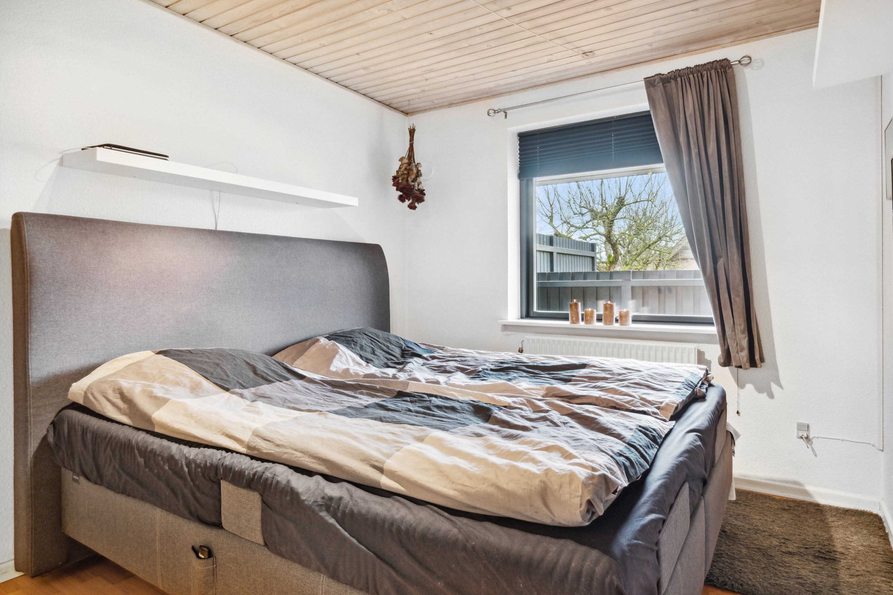 Fremhævet soveværelse billede i fuldskærmstilstand. Billede af Blomstervænget 34, Rindum, 6950 Ringkøbing