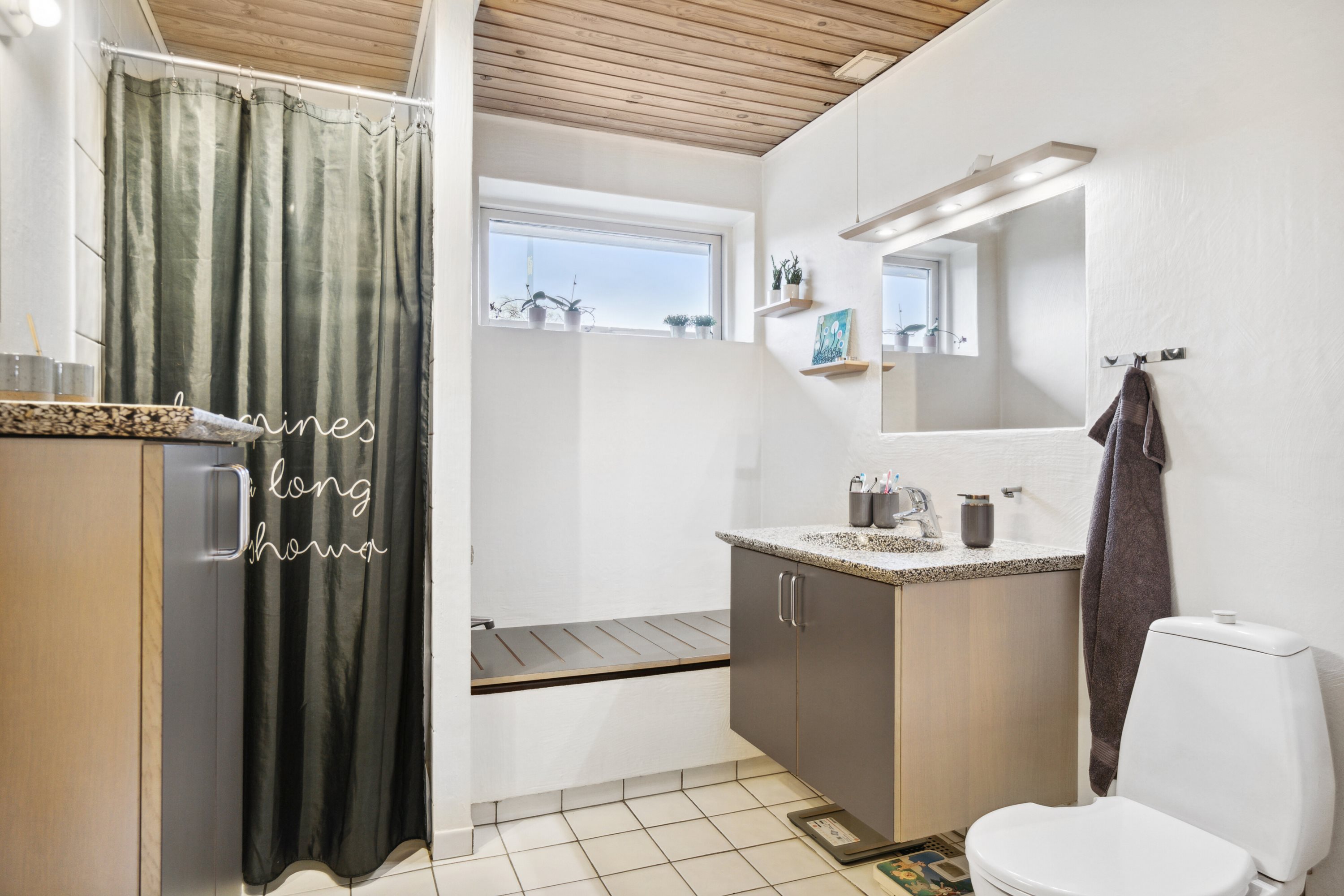 Fremhævet badeværelse billede i fuldskærmstilstand. Billede af Blomstervænget 34, Rindum, 6950 Ringkøbing