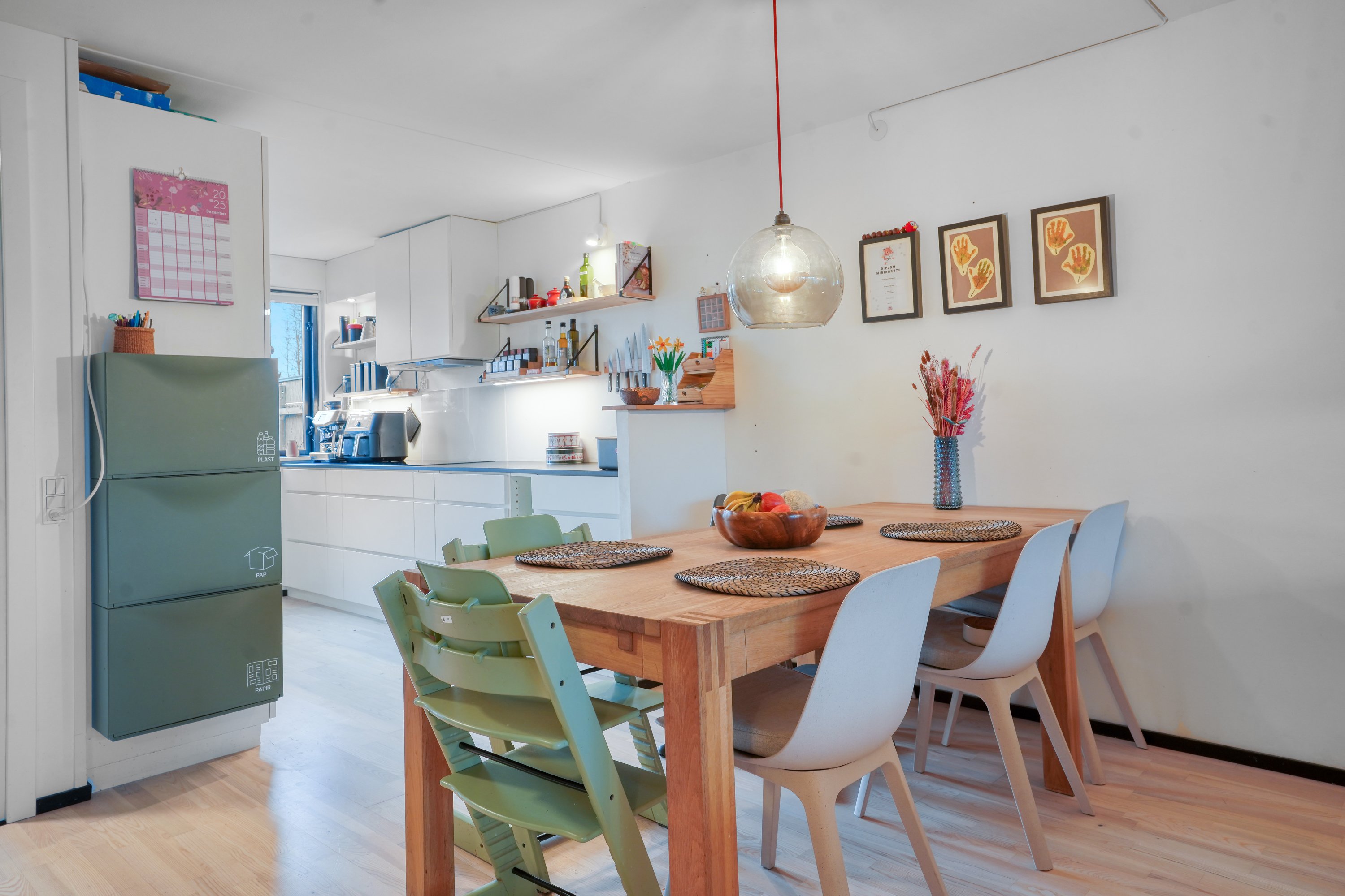 Fremhævet spisestue billede i fuldskærmstilstand. Billede af Enevangen 118, 3450 Allerød