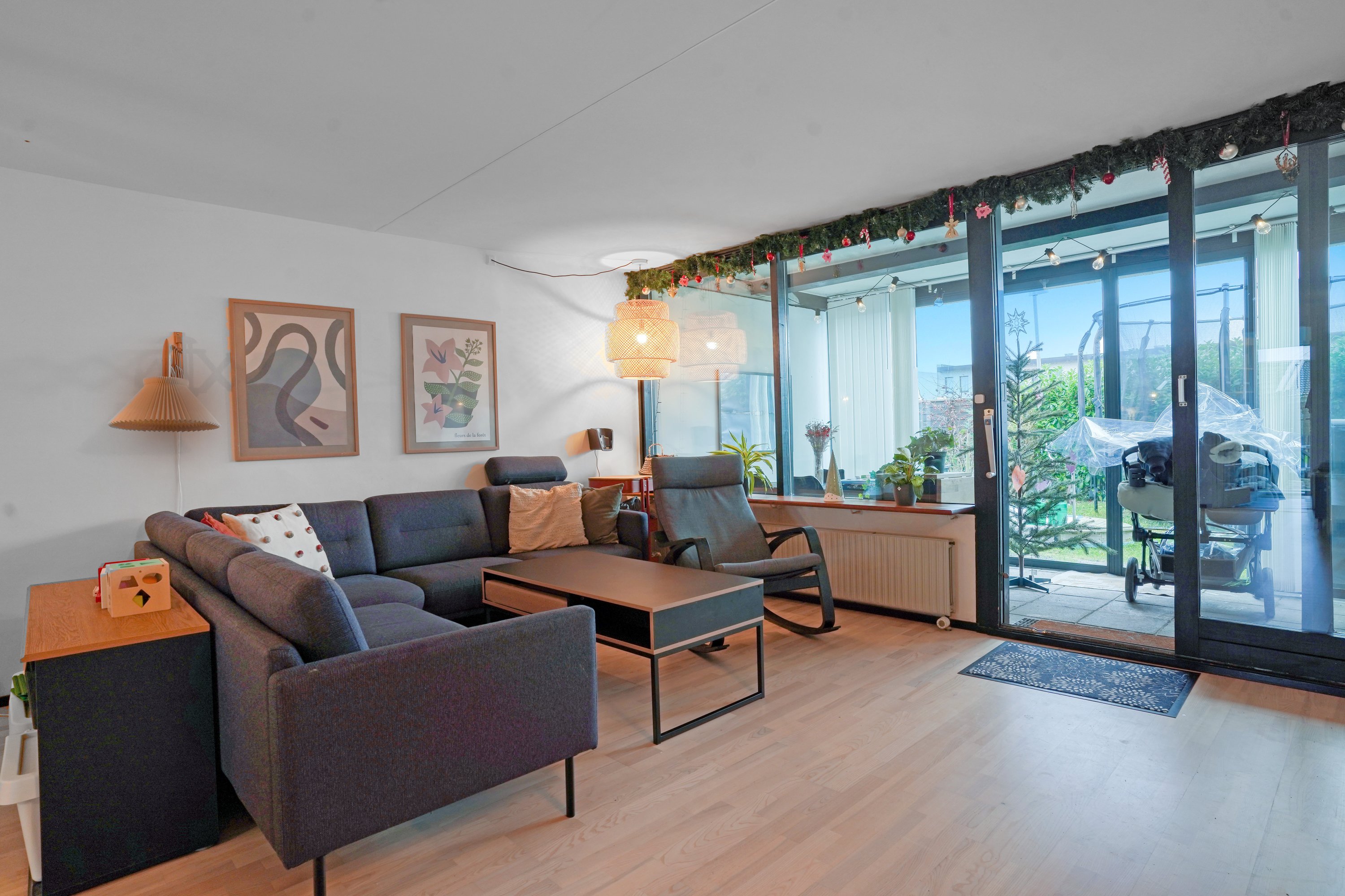 Fremhævet stue billede i fuldskærmstilstand. Billede af Enevangen 118, 3450 Allerød