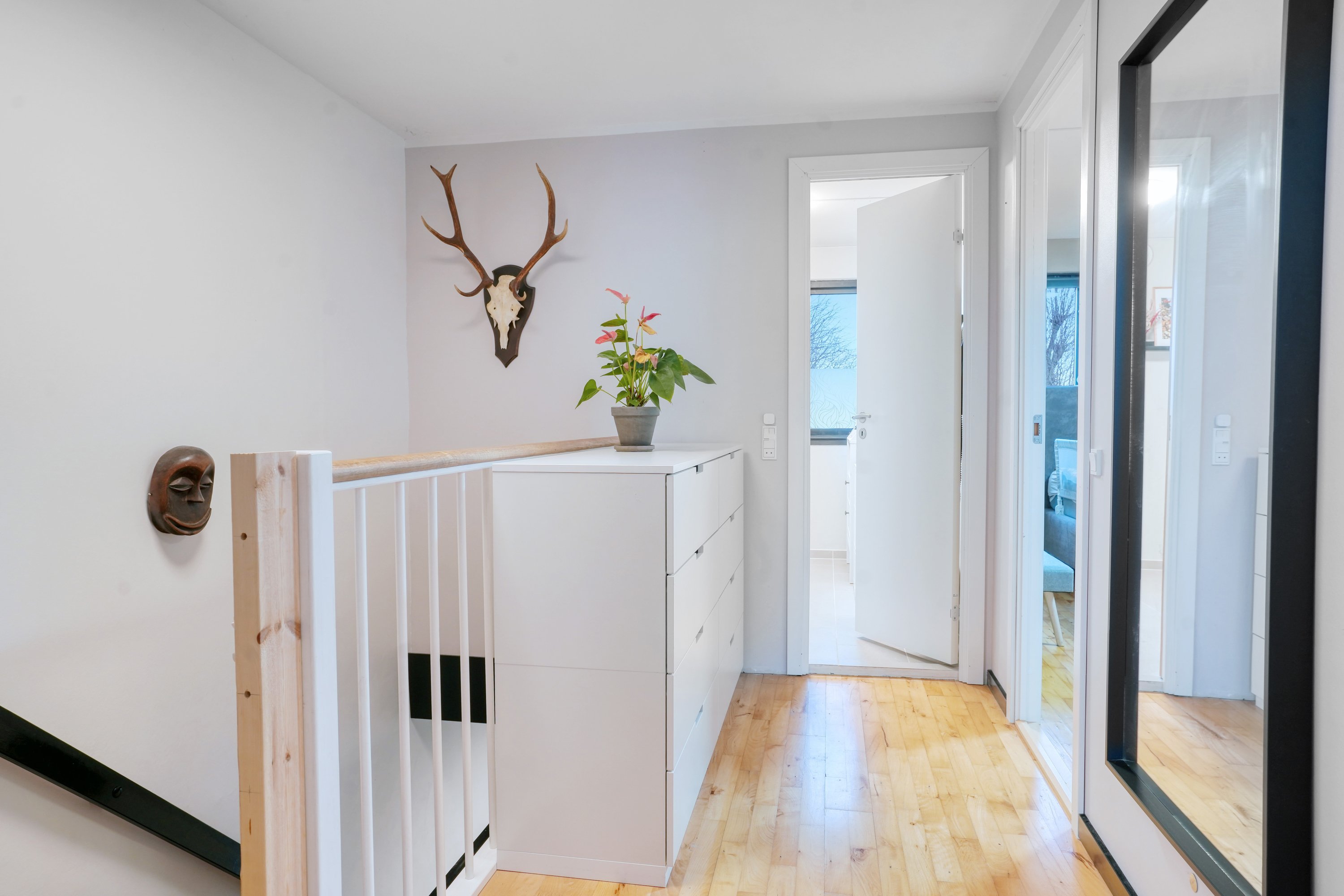 Fremhævet 1. sal billede i fuldskærmstilstand. Billede af Enevangen 118, 3450 Allerød