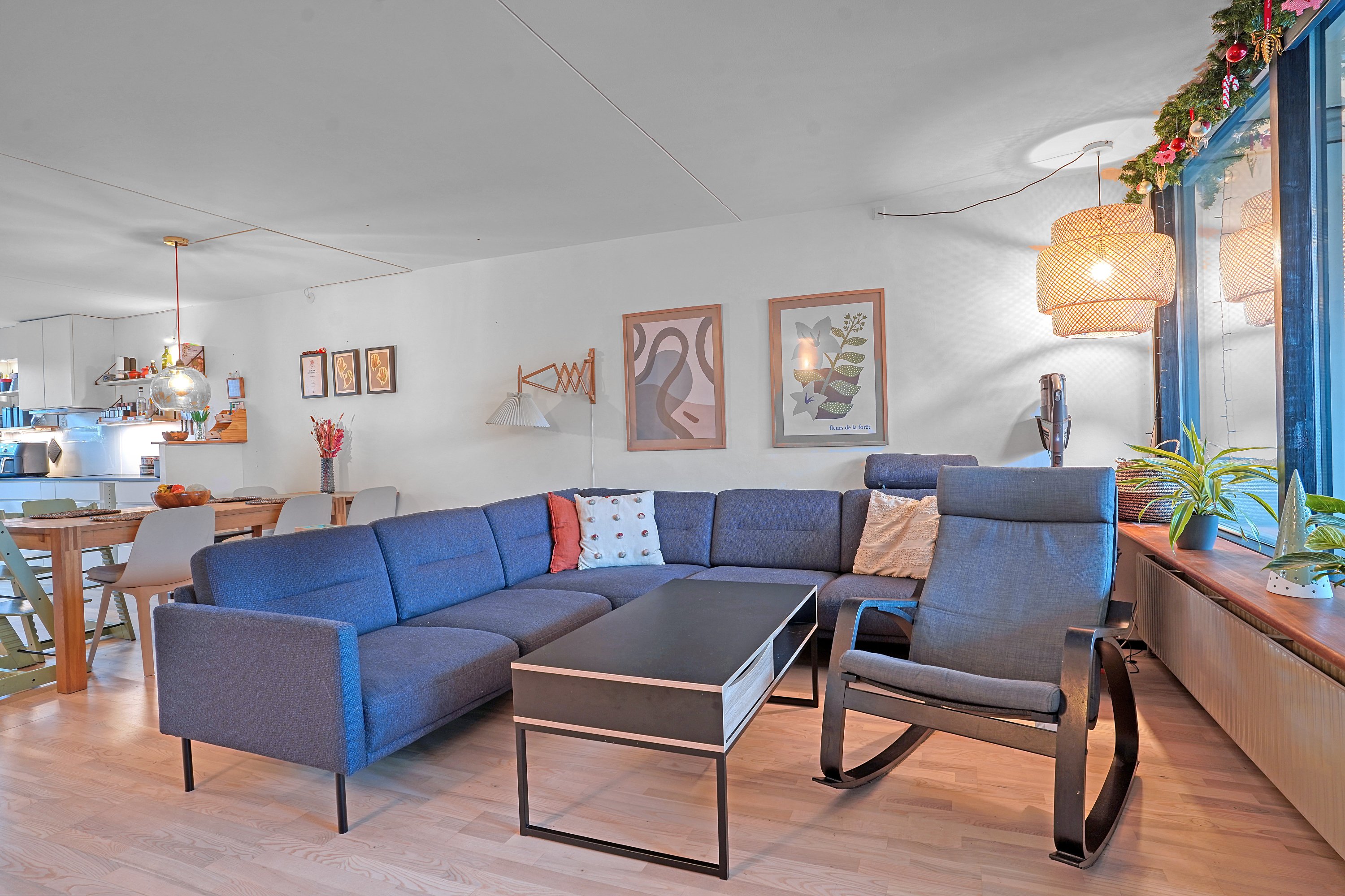 Fremhævet stue billede i fuldskærmstilstand. Billede af Enevangen 118, 3450 Allerød