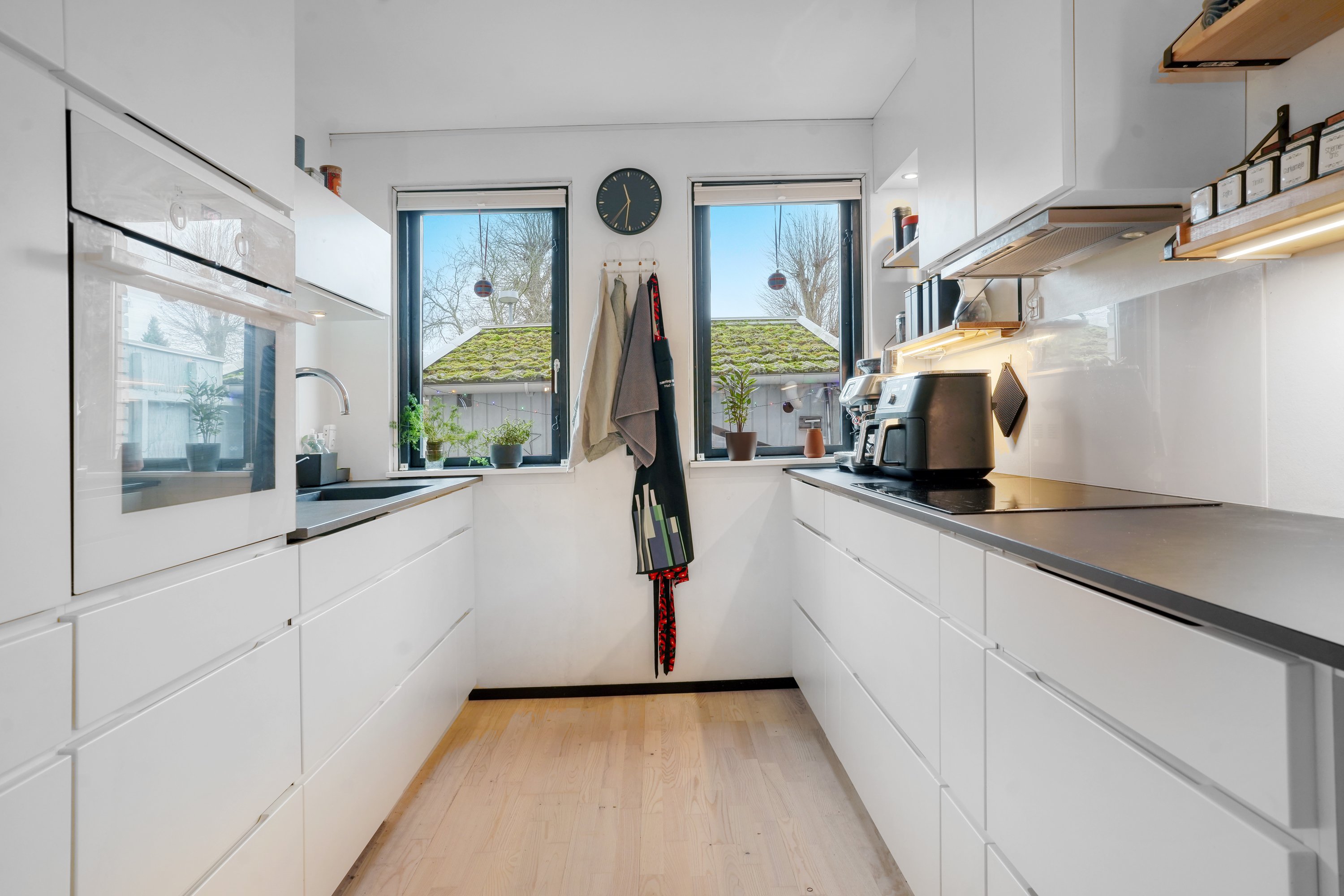 Fremhævet køkken billede i fuldskærmstilstand. Billede af Enevangen 118, 3450 Allerød