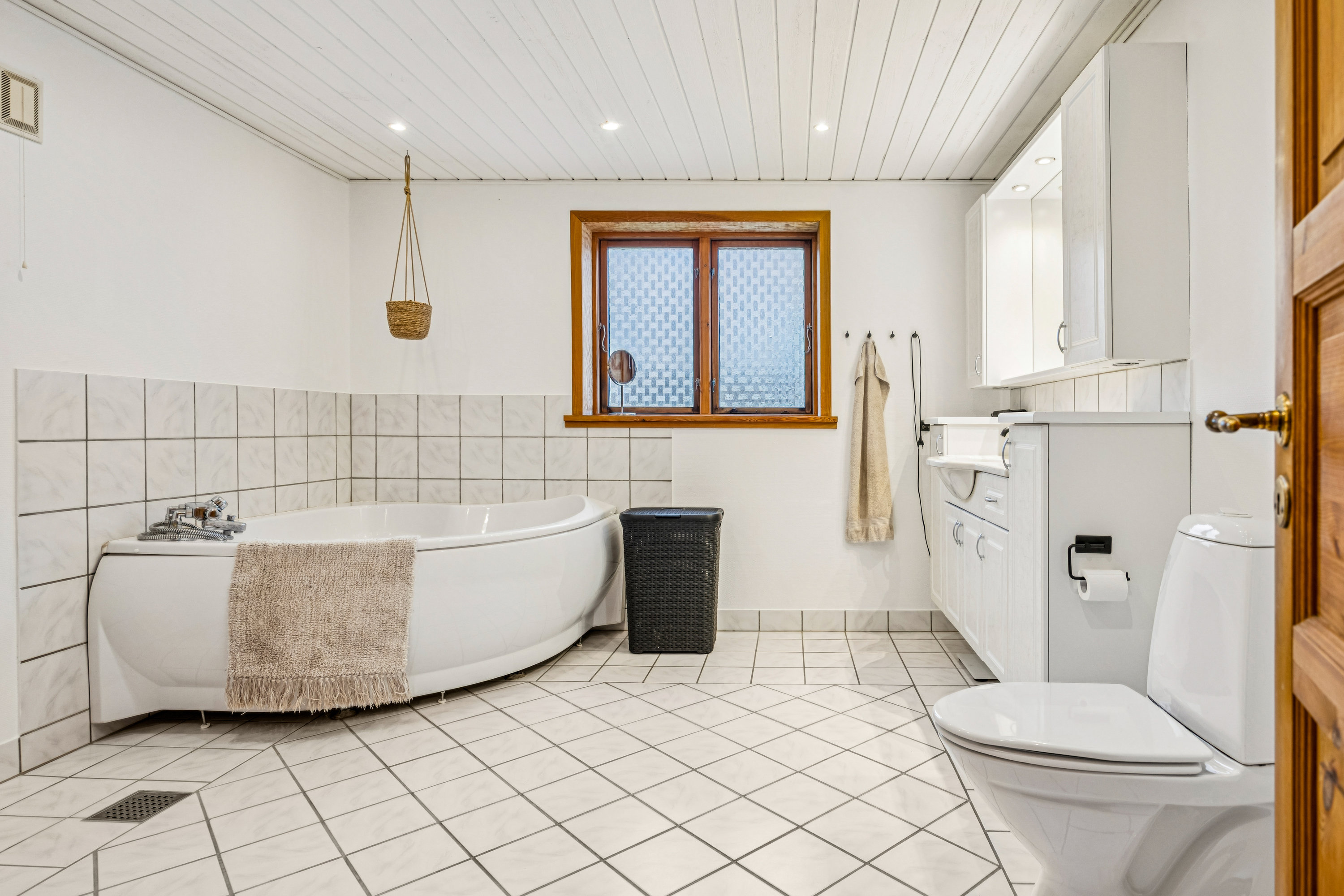 Fremhævet badeværelse billede i fuldskærmstilstand. Billede af Strandvejen 52, Tranum, 9460 Brovst