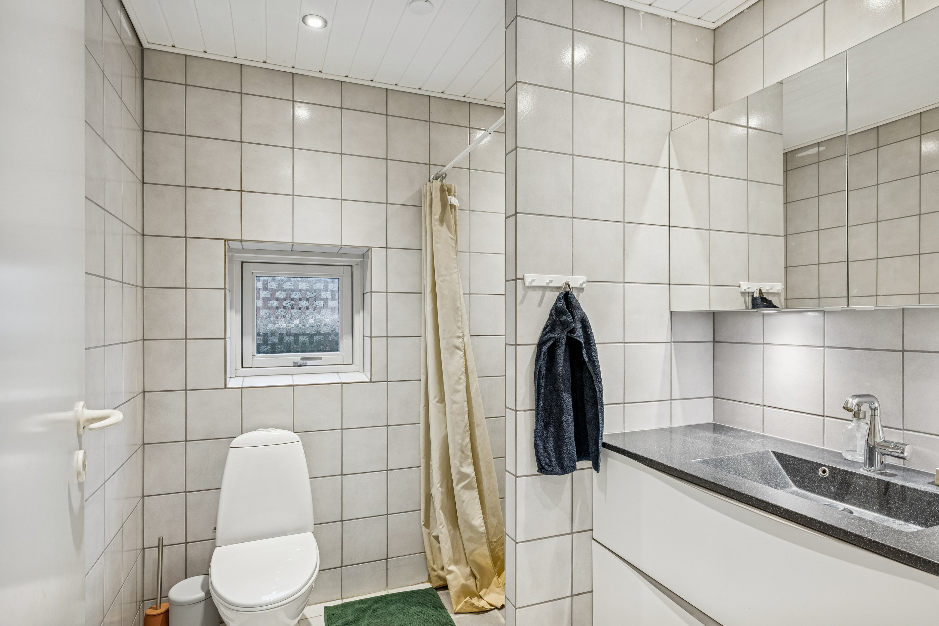 Fremhævet bad billede i fuldskærmstilstand. Billede af Finkevej 22, Thorsager, 8410 Rønde