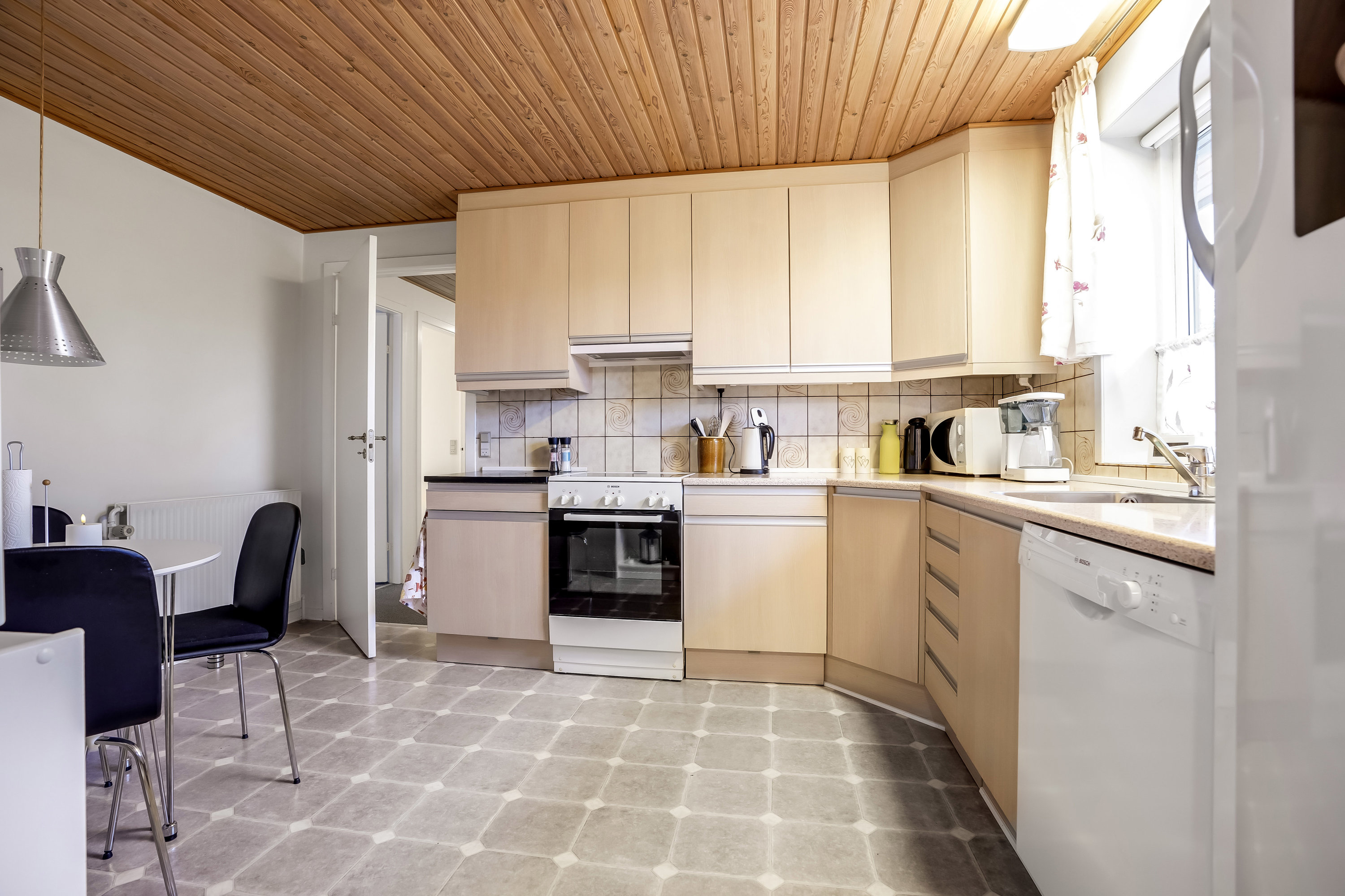 Fremhævet køkken billede i fuldskærmstilstand. Billede af Sønderkær 404, 7190 Billund