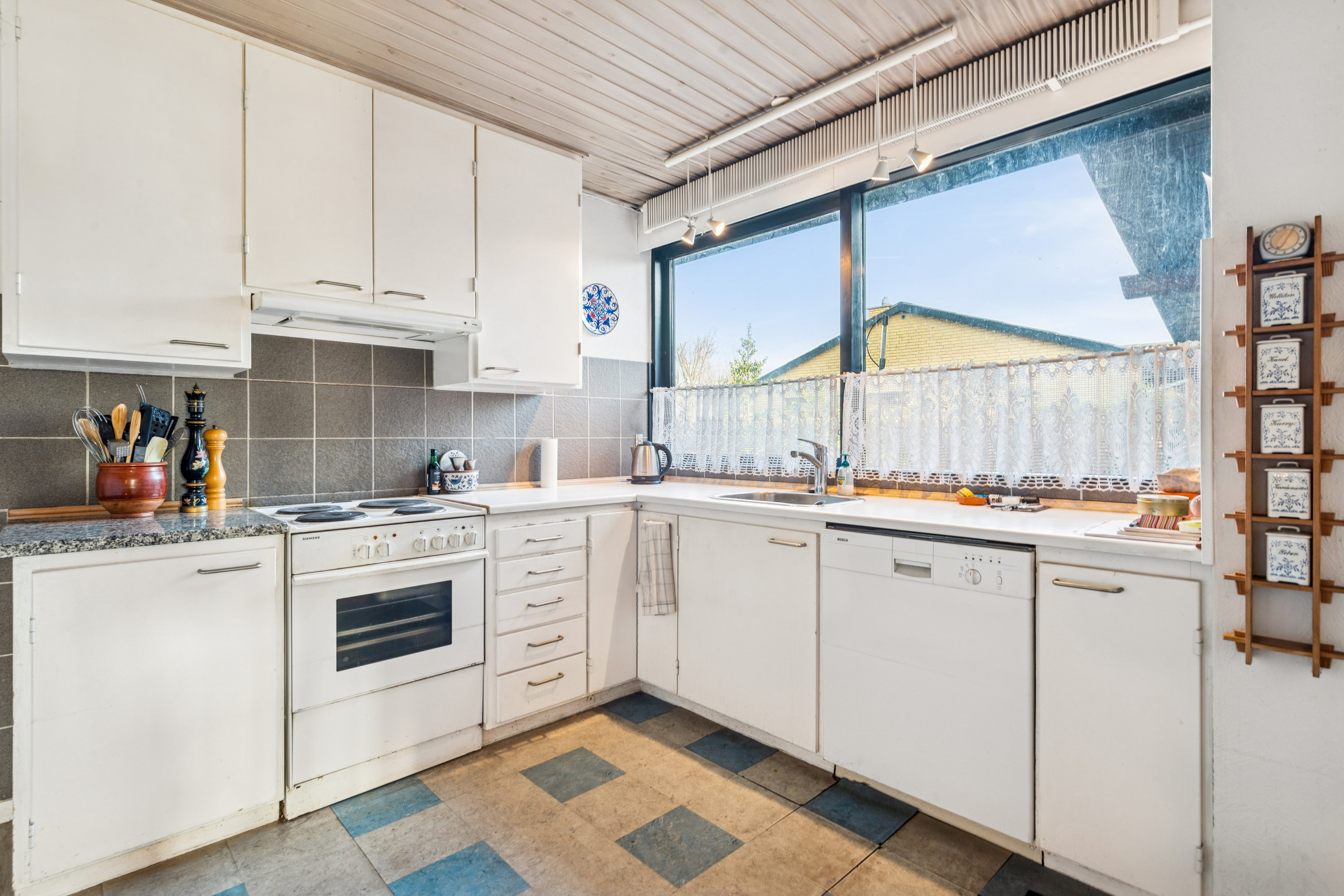 Fremhævet køkken billede i fuldskærmstilstand. Billede af Bakkeager 13, 2670 Greve