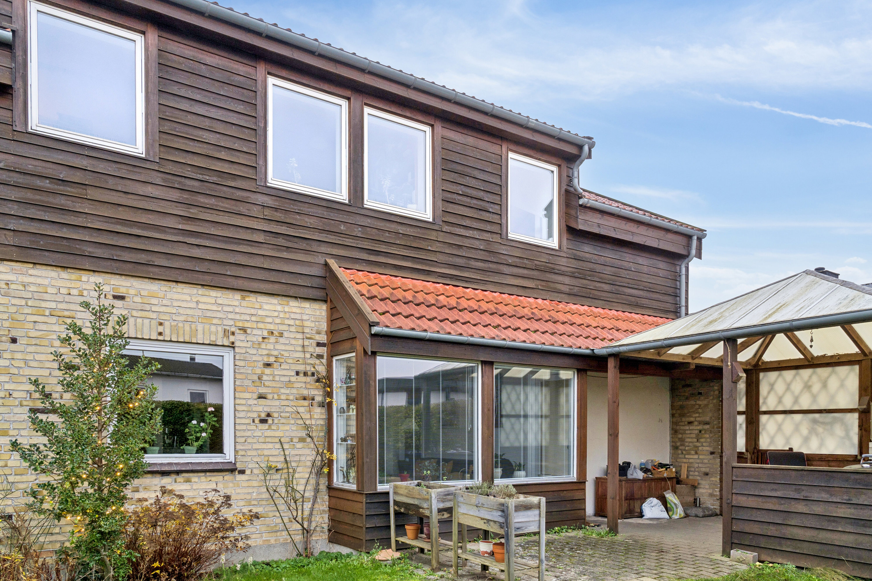 Fremhævet set fra haven billede i fuldskærmstilstand. Billede af Vinkelvænget 22, 2610 Rødovre