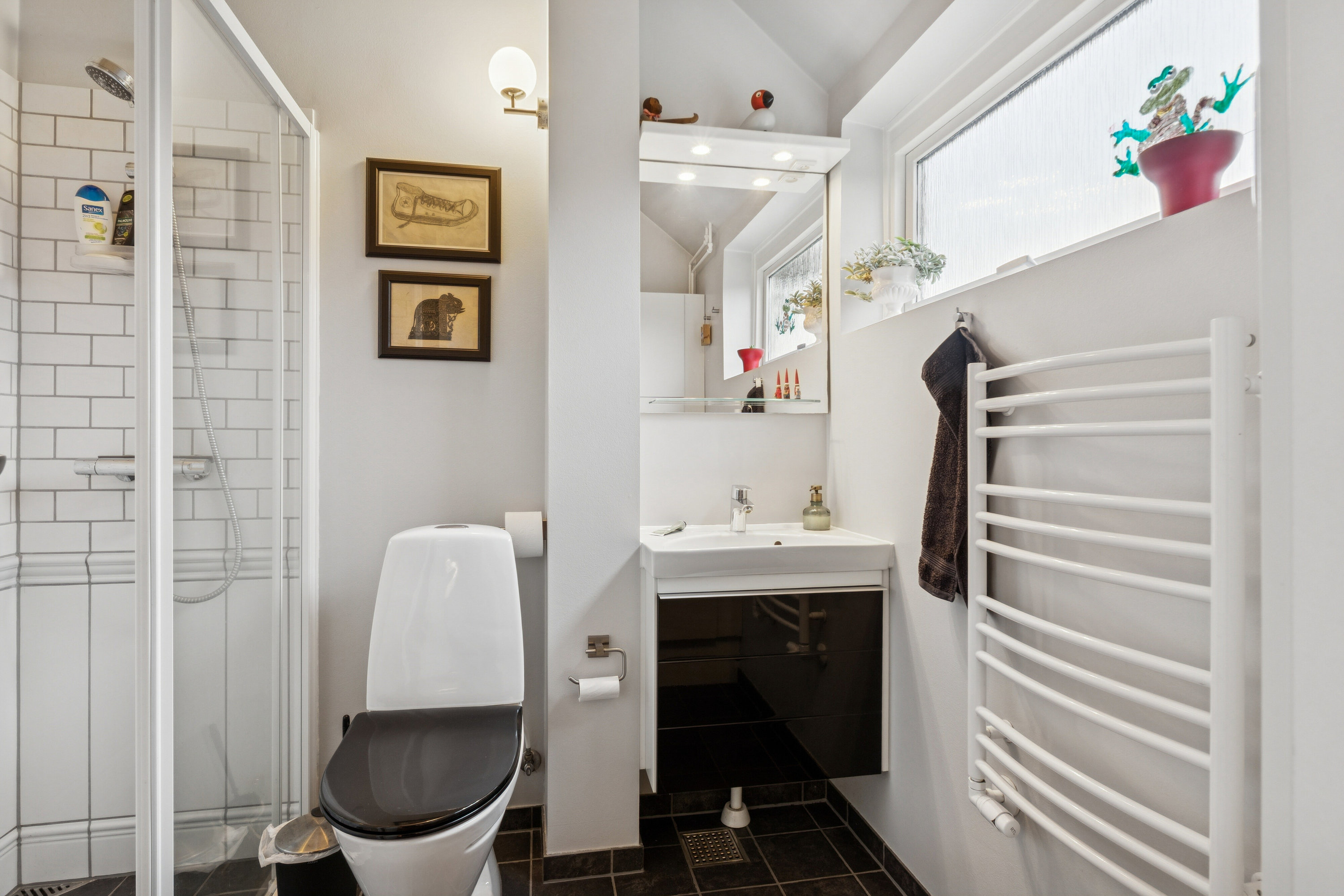 Fremhævet badeværelse billede i fuldskærmstilstand. Billede af Vinkelvænget 22, 2610 Rødovre