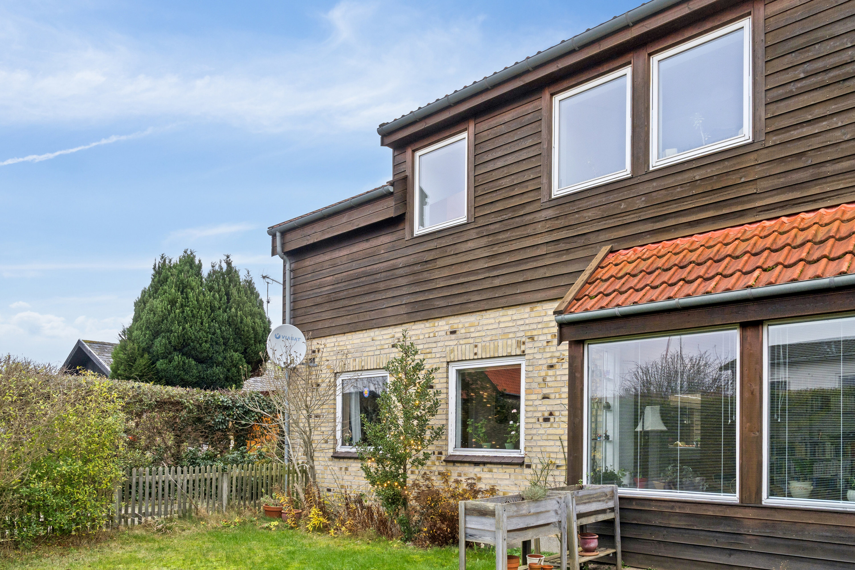 Fremhævet set fra haven billede i fuldskærmstilstand. Billede af Vinkelvænget 22, 2610 Rødovre