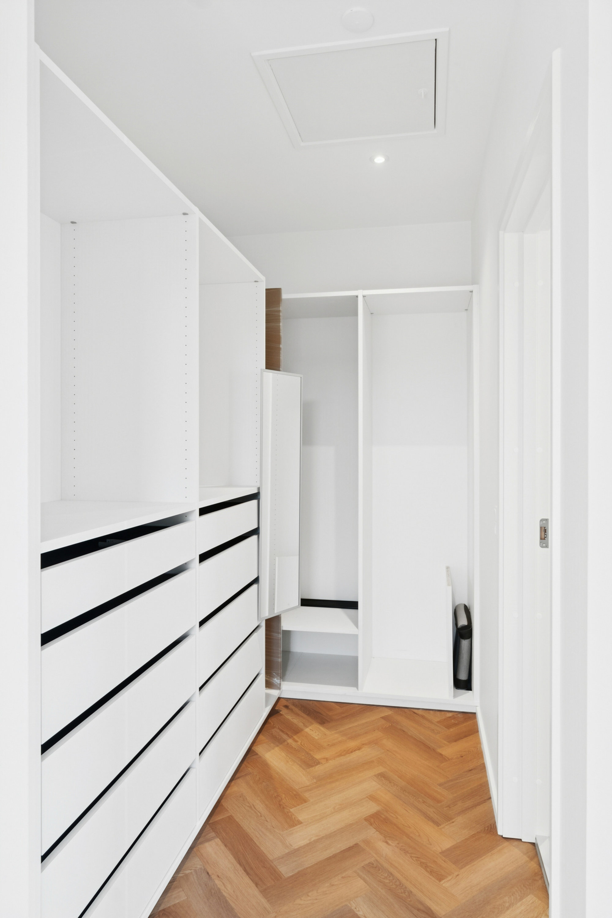 Fremhævet garderobe billede i fuldskærmstilstand. Billede af Kærsagrene 22, 4700 Næstved