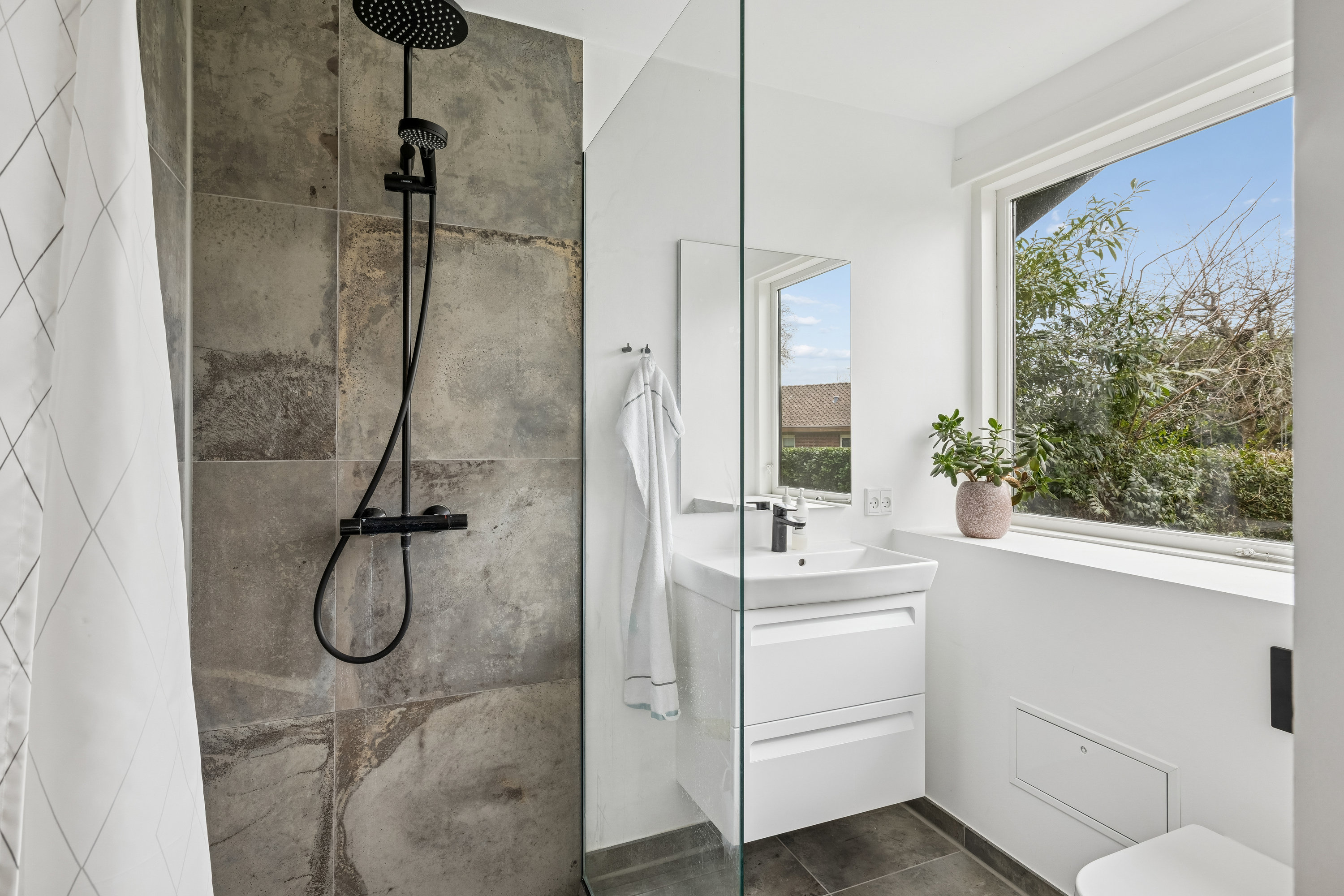 Fremhævet badeværelse billede i fuldskærmstilstand. Billede af Sanatorievej 12, Studstrup, 8541 Skødstrup