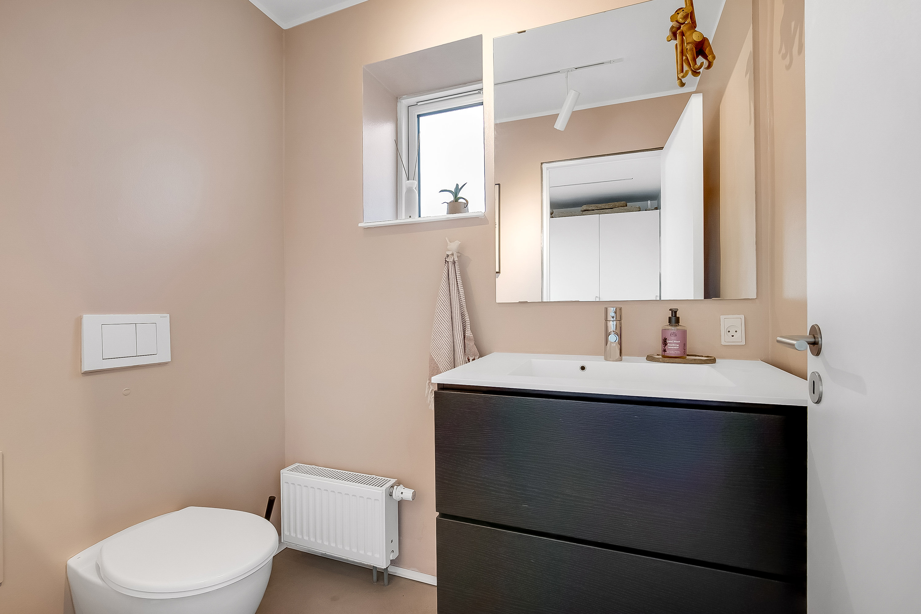 Fremhævet gæstetoilet billede i fuldskærmstilstand. Billede af Kongebrogade 63, 6000 Kolding