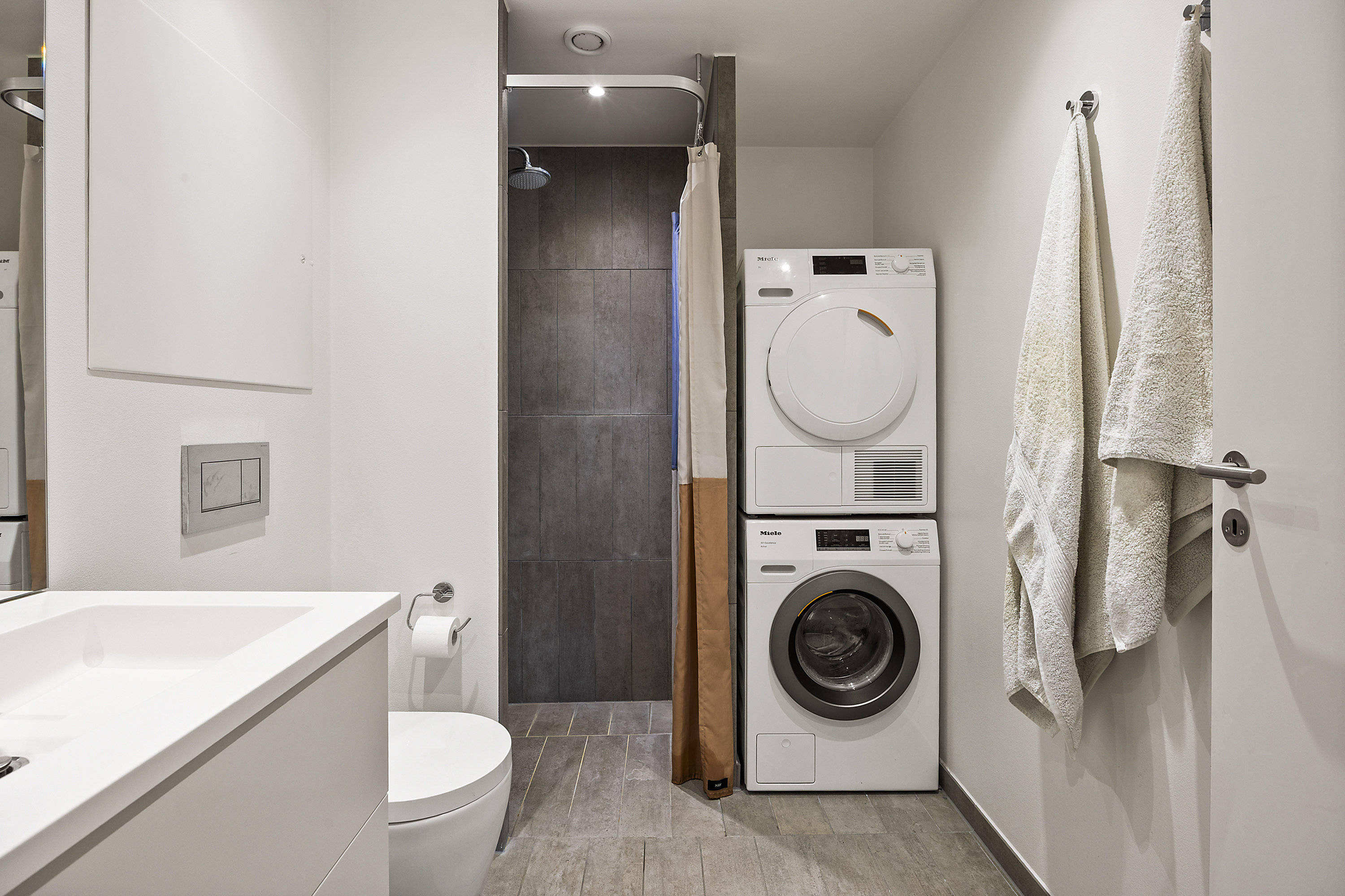 Fremhævet badeværelse billede i fuldskærmstilstand. Billede af Bag Elefanterne 27, 2. th., 1799 København V