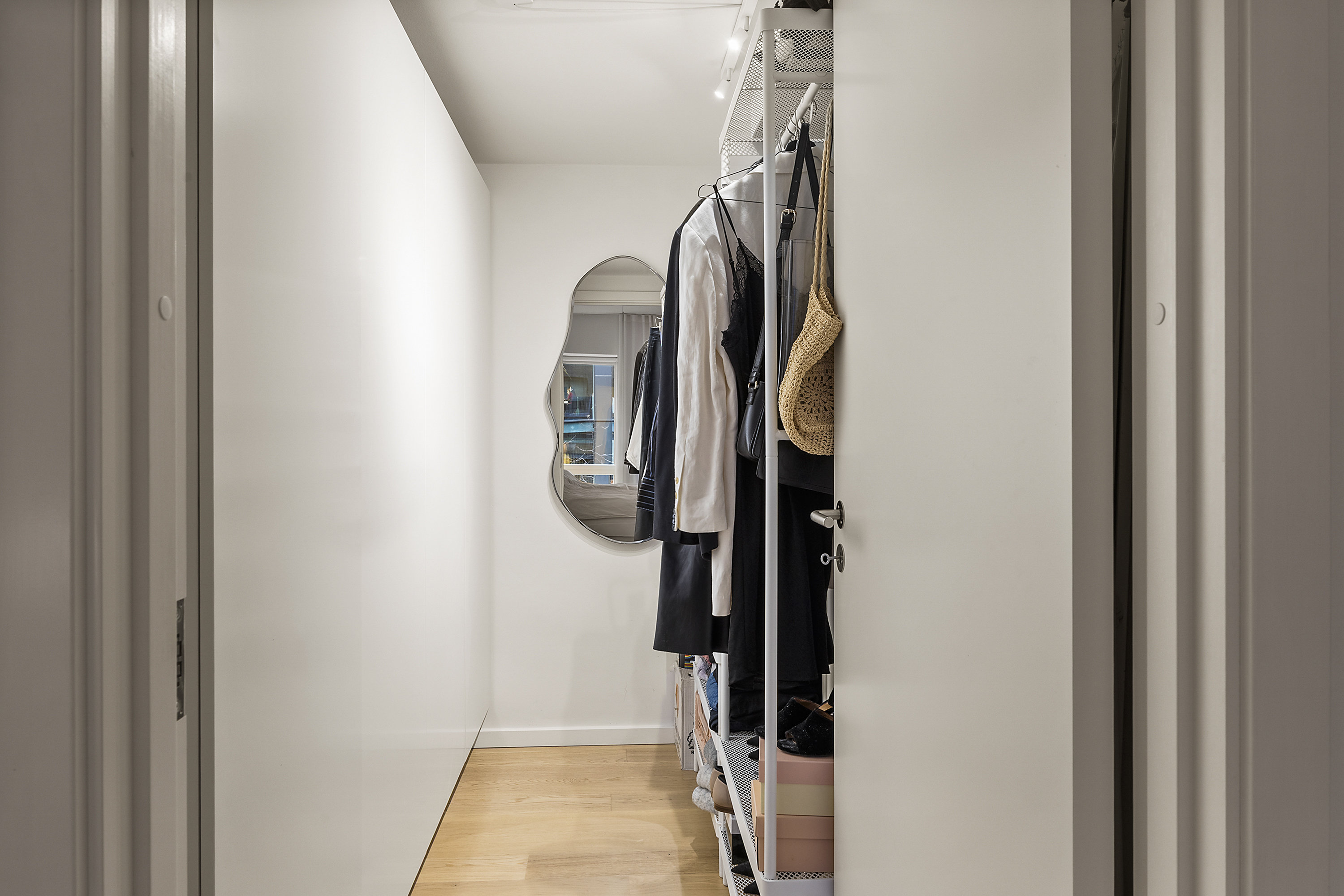 Fremhævet walkin closet billede i fuldskærmstilstand. Billede af Bag Elefanterne 27, 2. th., 1799 København V