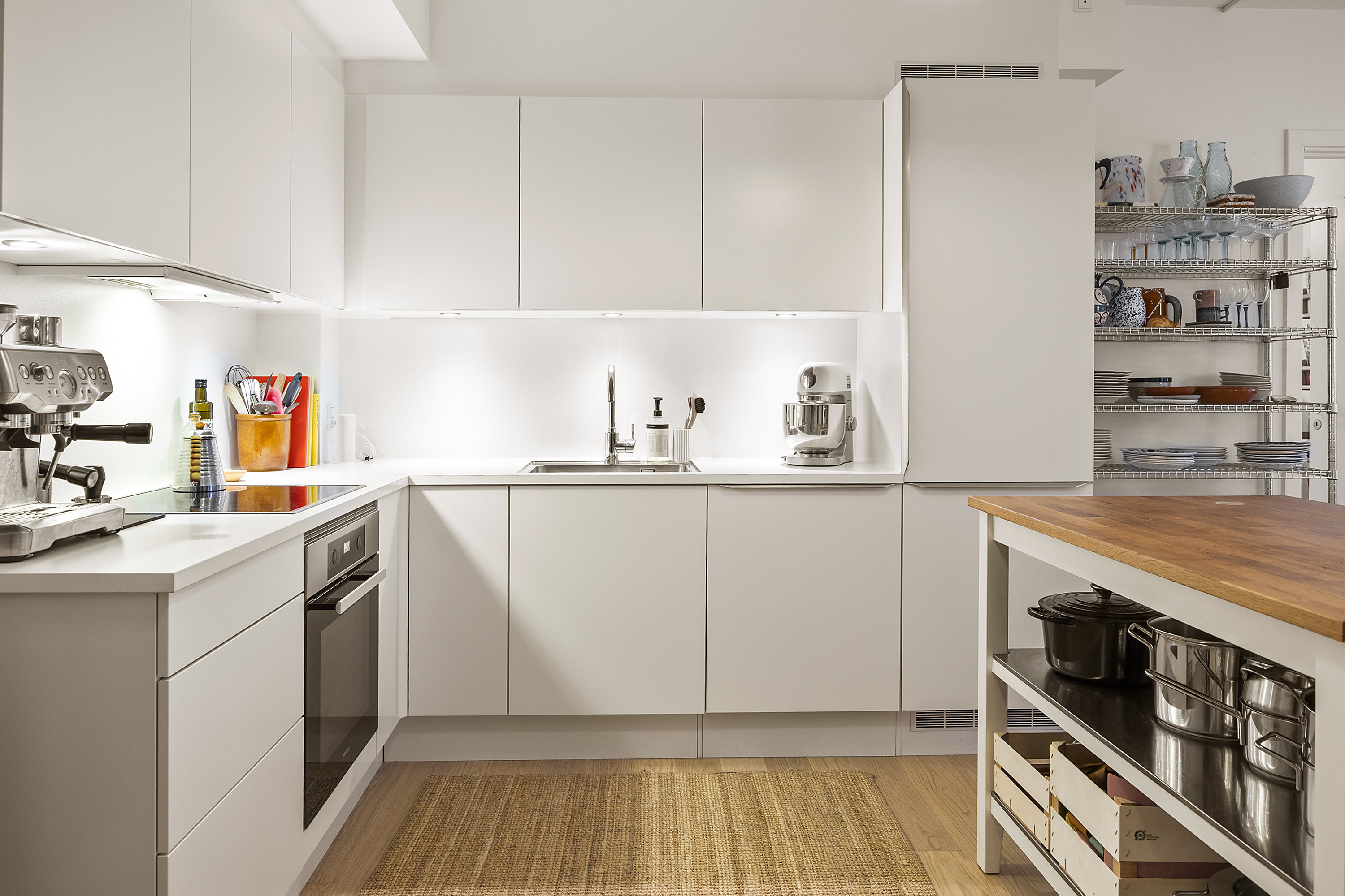 Fremhævet køkken billede i fuldskærmstilstand. Billede af Bag Elefanterne 27, 2. th., 1799 København V