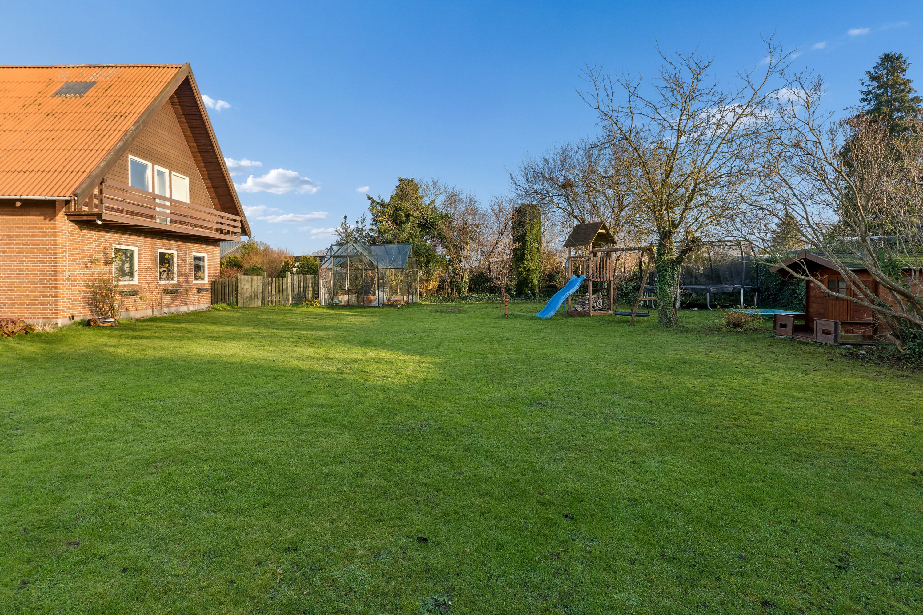 Fremhævet set fra haven billede i fuldskærmstilstand. Billede af Rudbølvej 7, 2650 Hvidovre