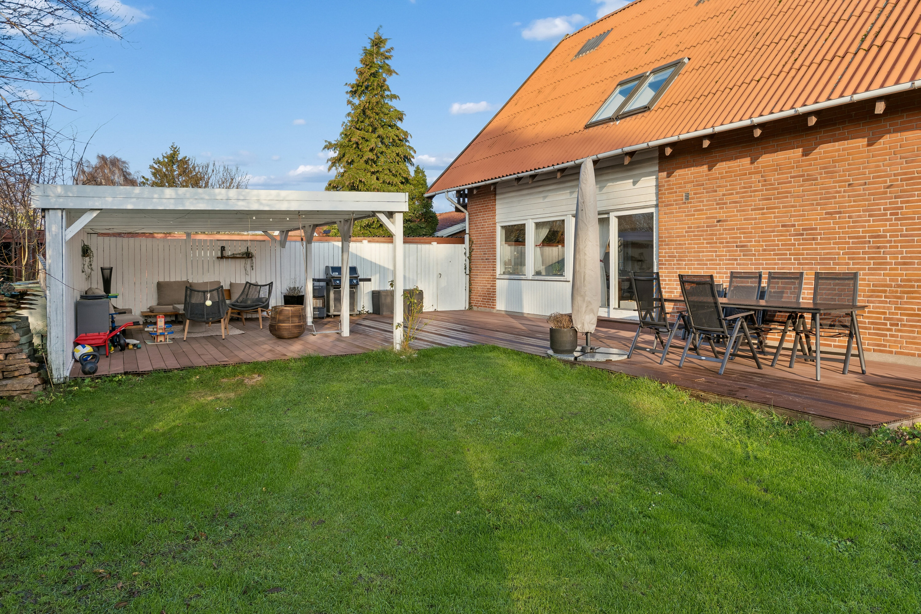 Fremhævet set fra haven billede i fuldskærmstilstand. Billede af Rudbølvej 7, 2650 Hvidovre