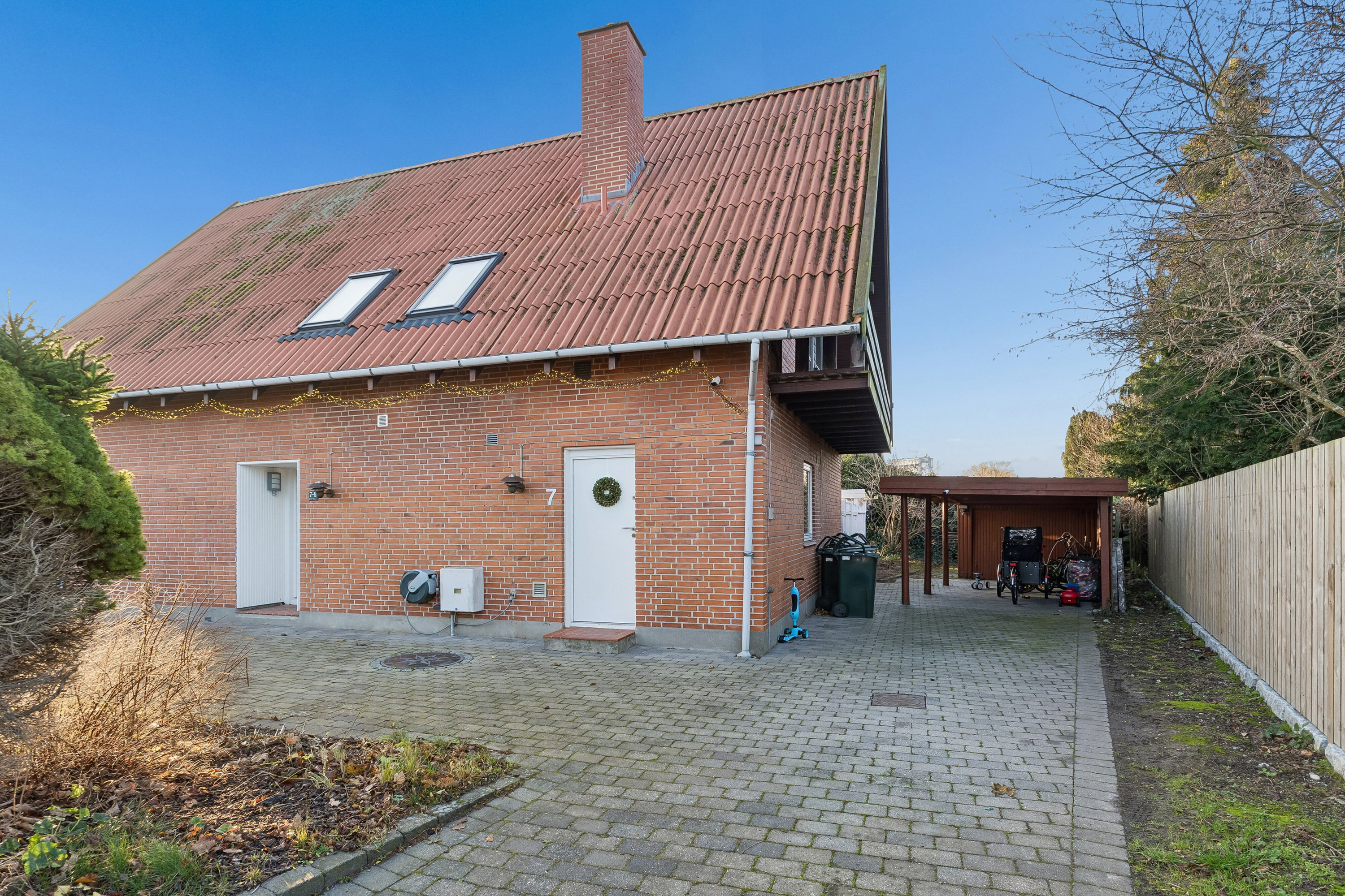 Fremhævet set fra vejen billede i fuldskærmstilstand. Billede af Rudbølvej 7, 2650 Hvidovre