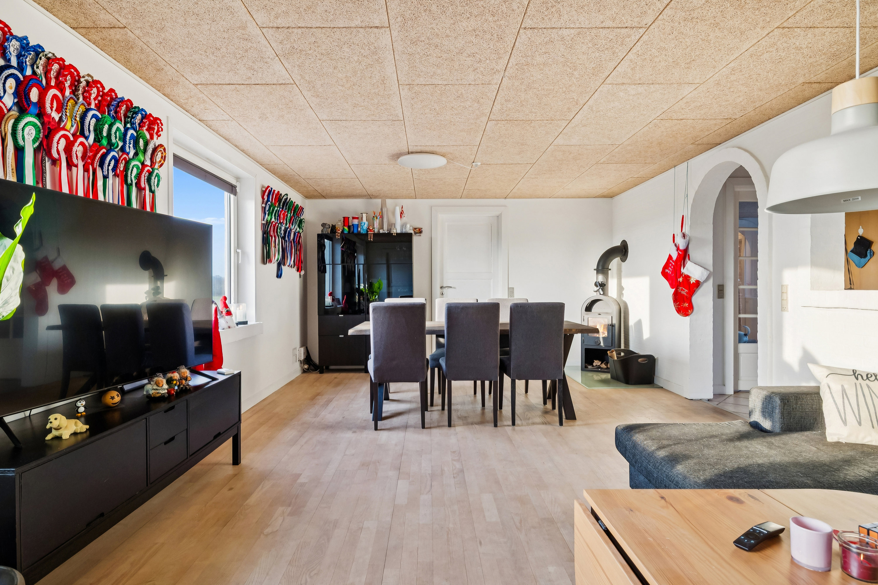 Fremhævet stue billede i fuldskærmstilstand. Billede af Korupvej 35, Veddum, 9560 Hadsund