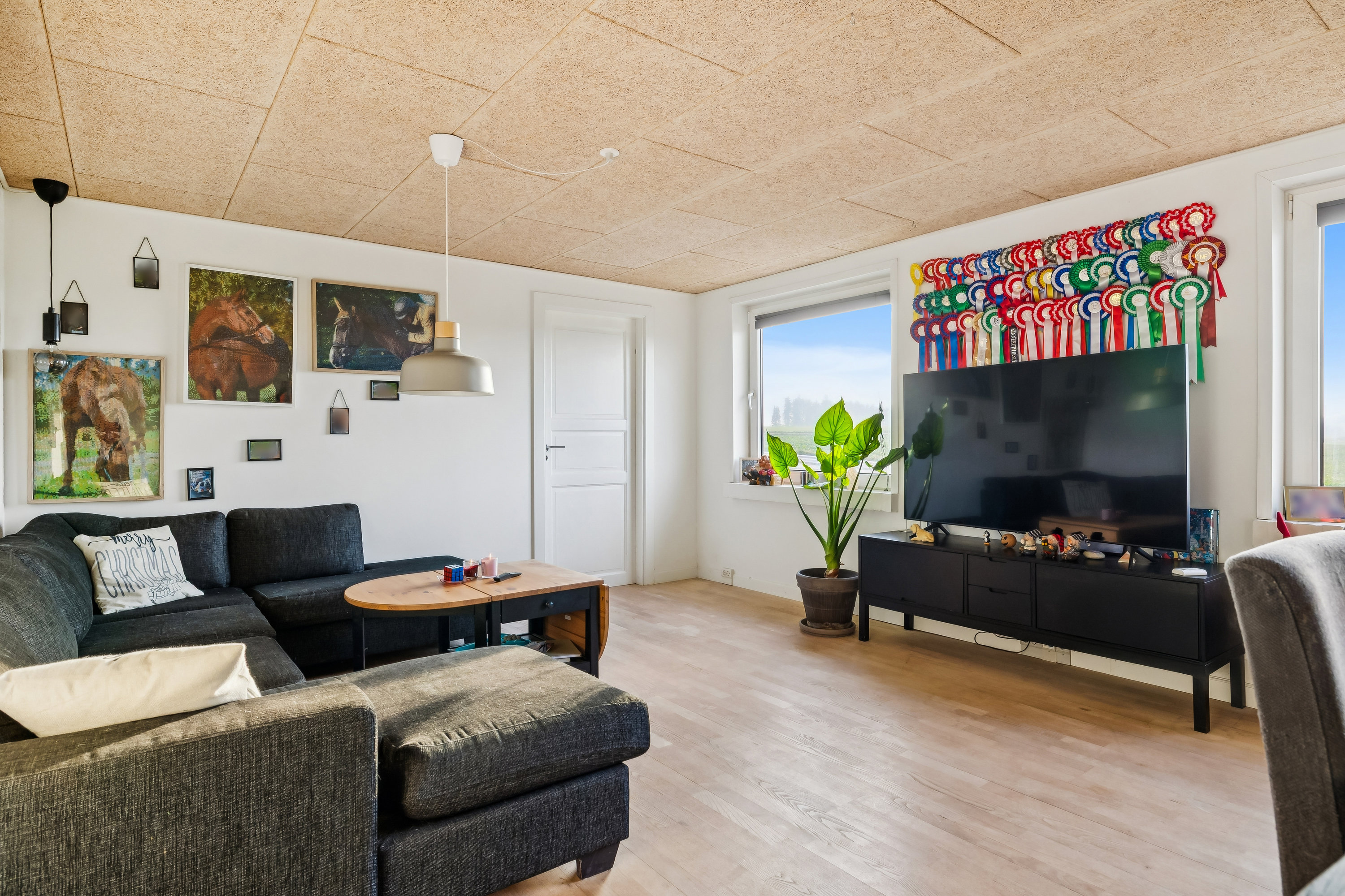 Fremhævet stue billede i fuldskærmstilstand. Billede af Korupvej 35, Veddum, 9560 Hadsund