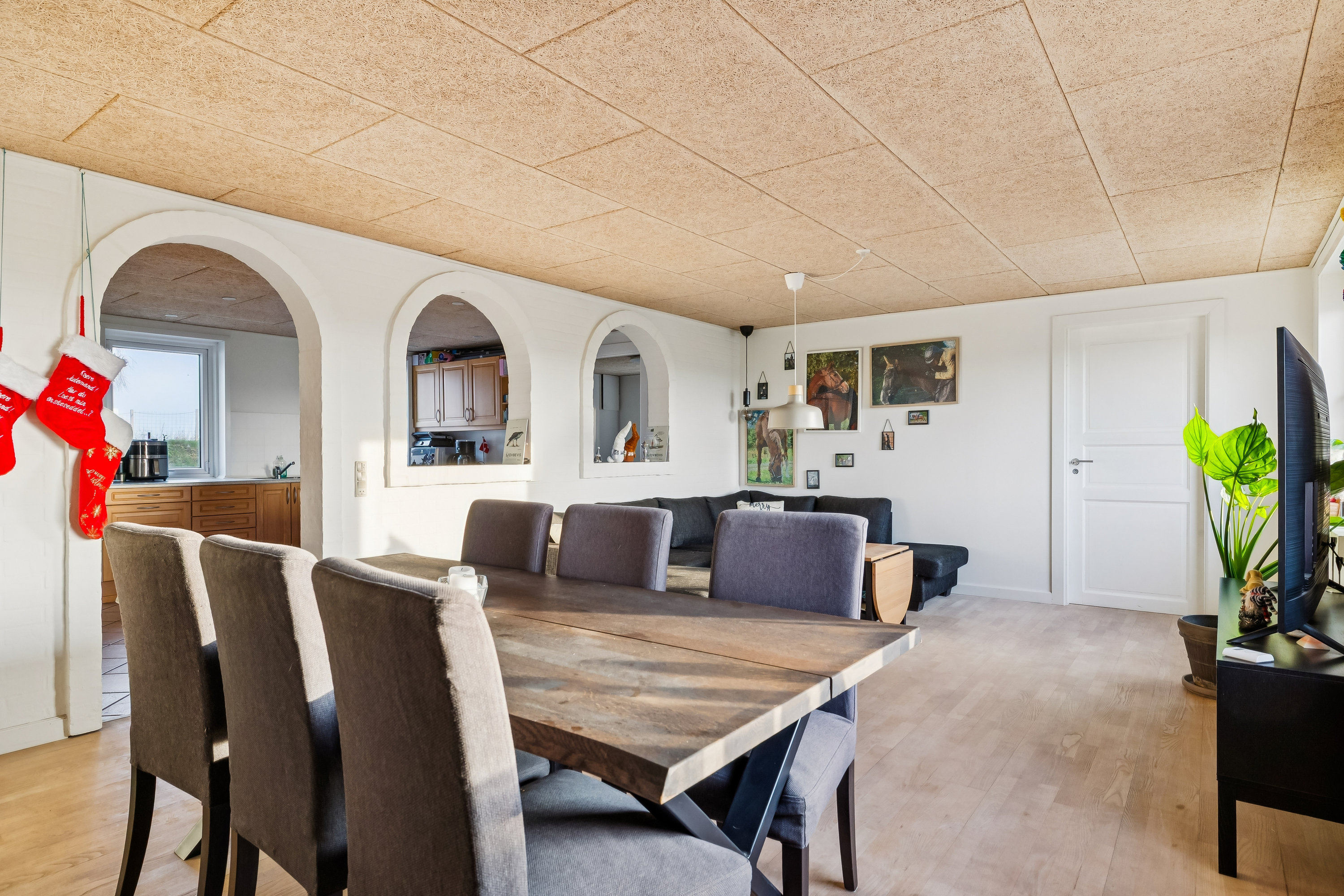 Fremhævet stue billede i fuldskærmstilstand. Billede af Korupvej 35, Veddum, 9560 Hadsund