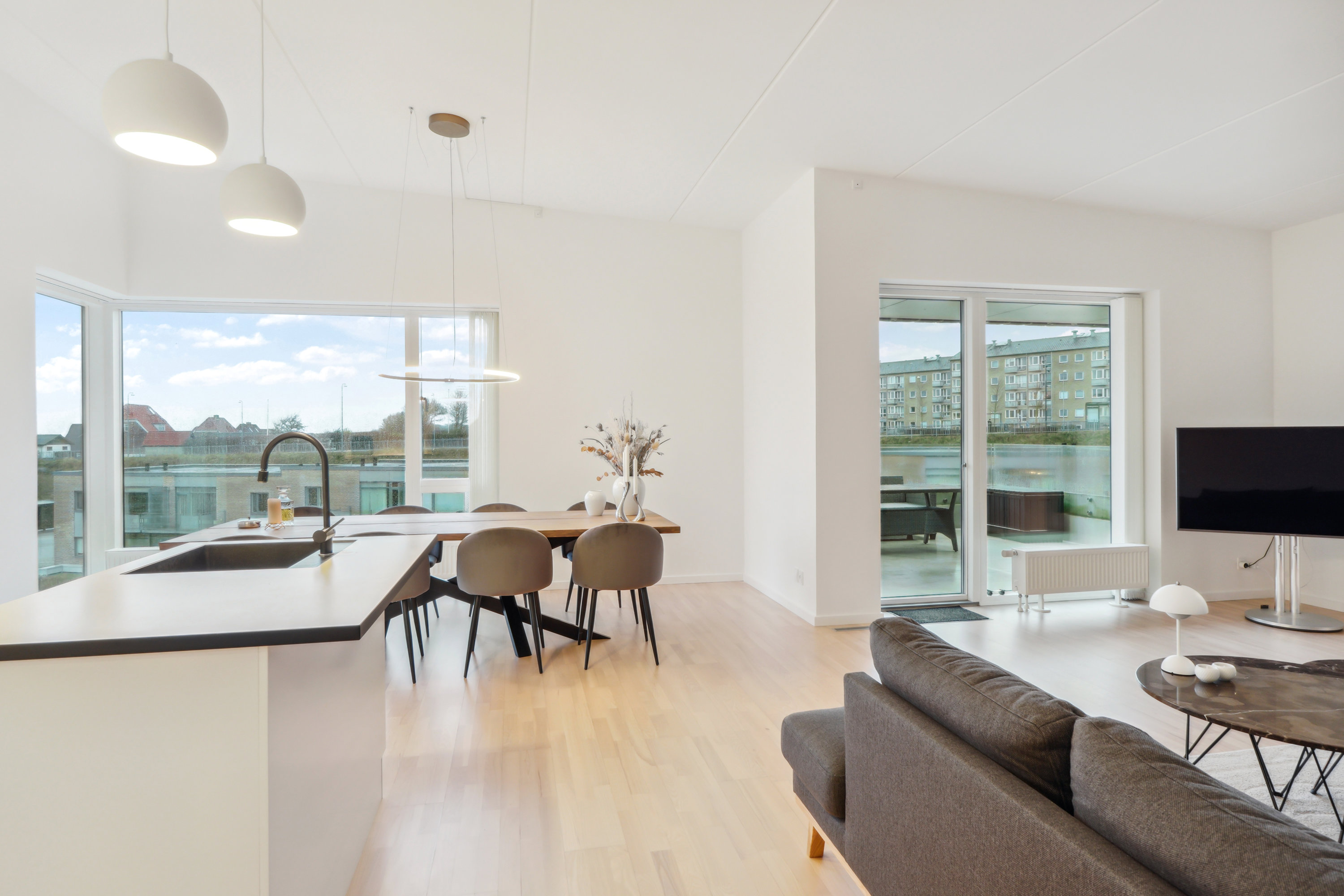 Fremhævet køkken-alrum billede i fuldskærmstilstand. Billede af Kridtsløjfen 21, 5. 4., 9000 Aalborg