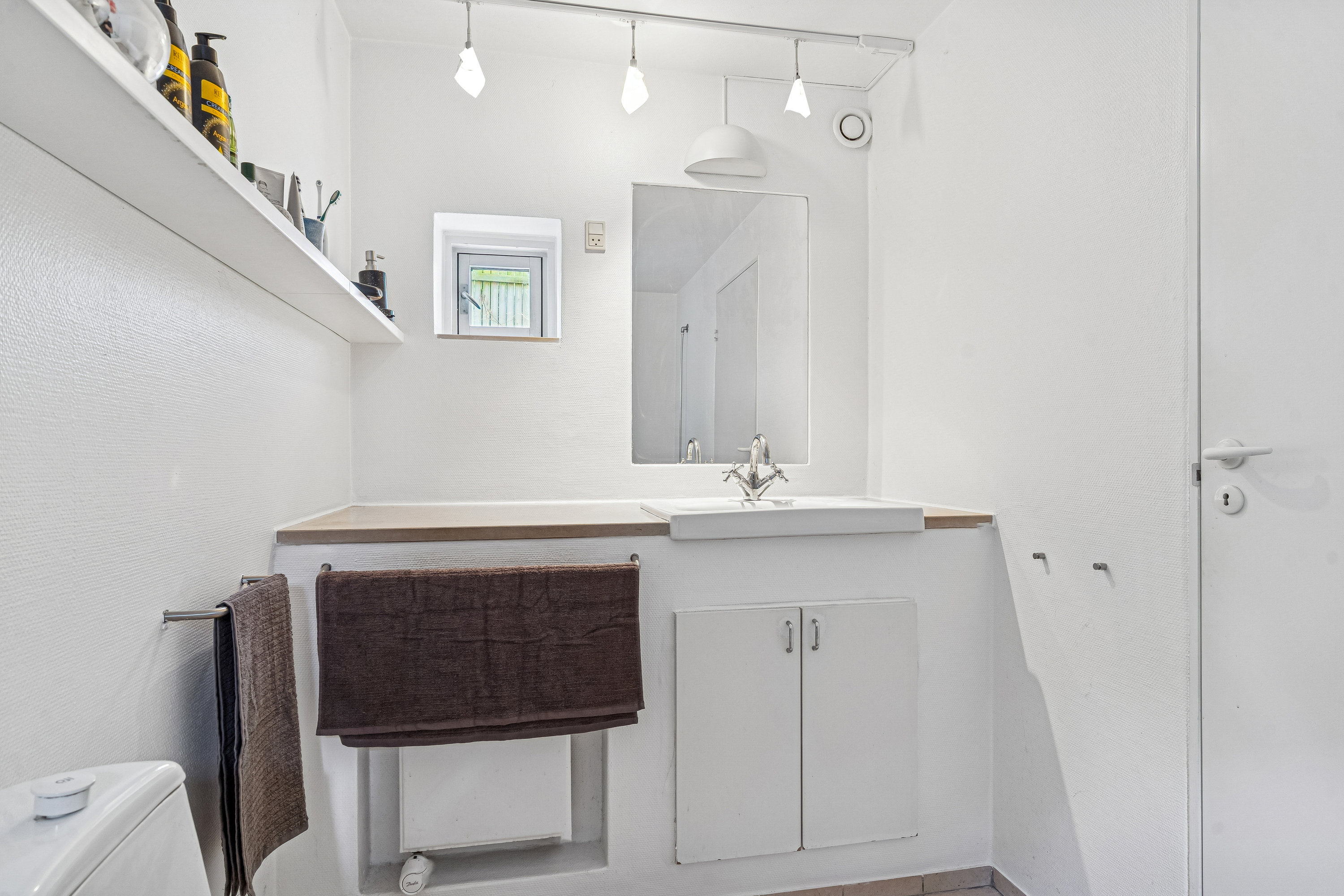 Fremhævet badeværelse billede i fuldskærmstilstand. Billede af Søndersøvej 49, 3500 Værløse